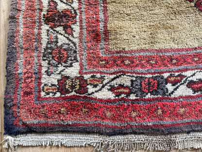 Tapete vintage anatoliano – medalhão geométrico em campo amarelo ocre quente (127 × 104 cm)