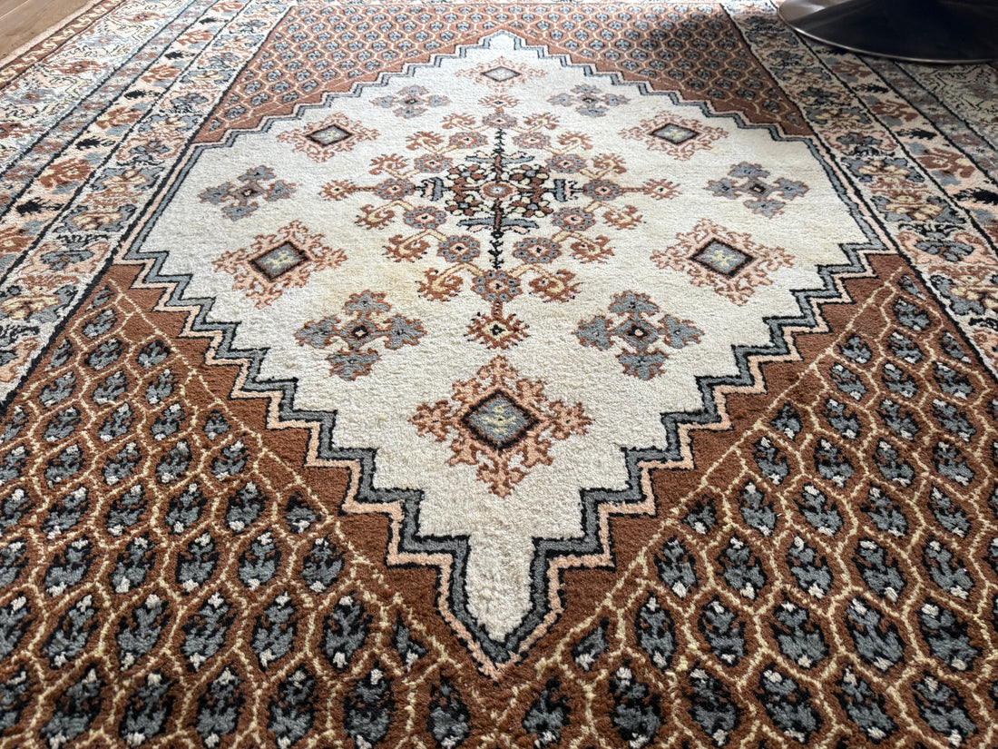 Handgeknoopt oosters tapijt – ca. 352 × 247 cm (lichten verkleuringen middenstuk)