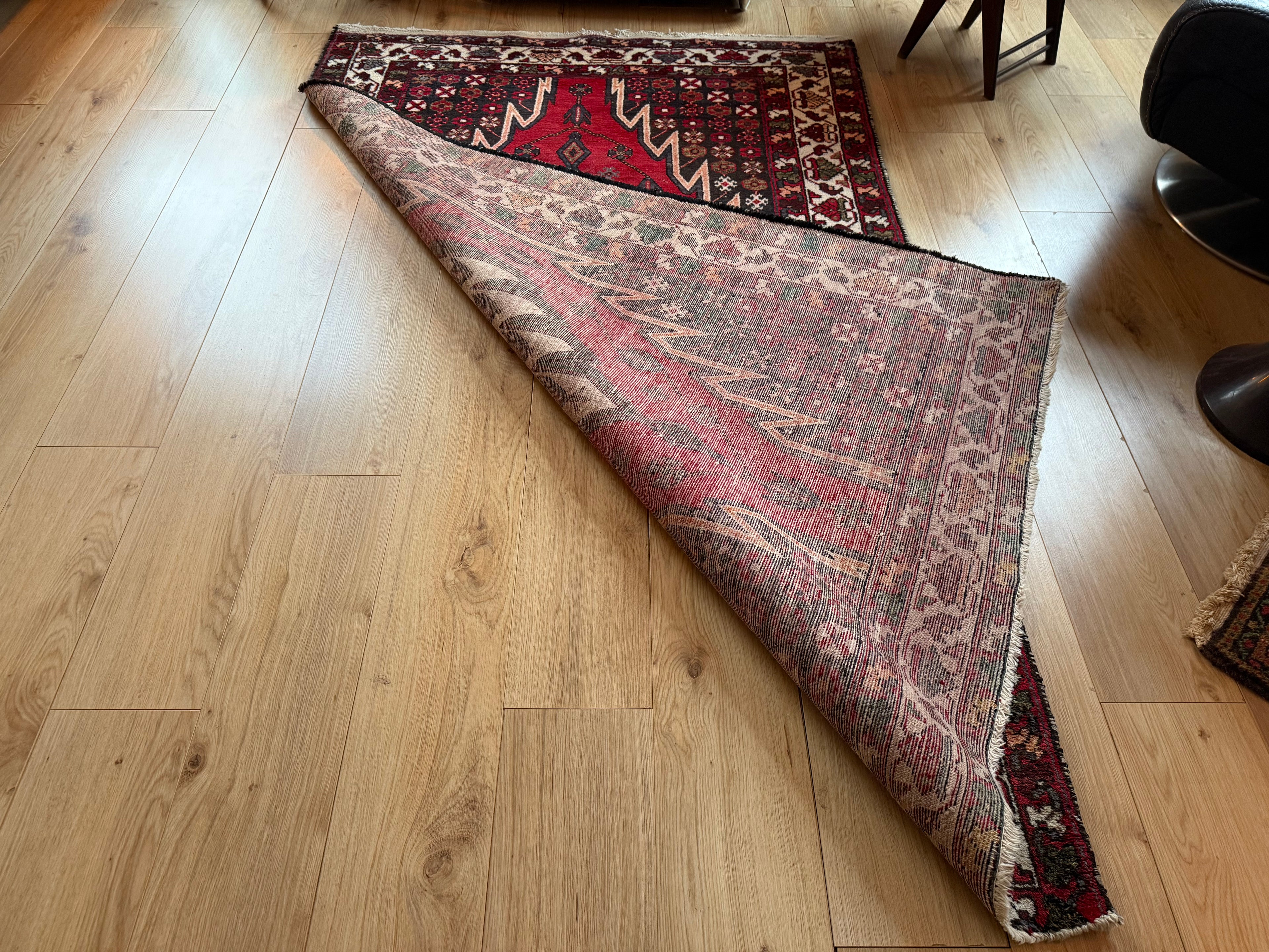 Vintage handgeknoopt tapijt met grafisch medaillon – 209 × 134 cm