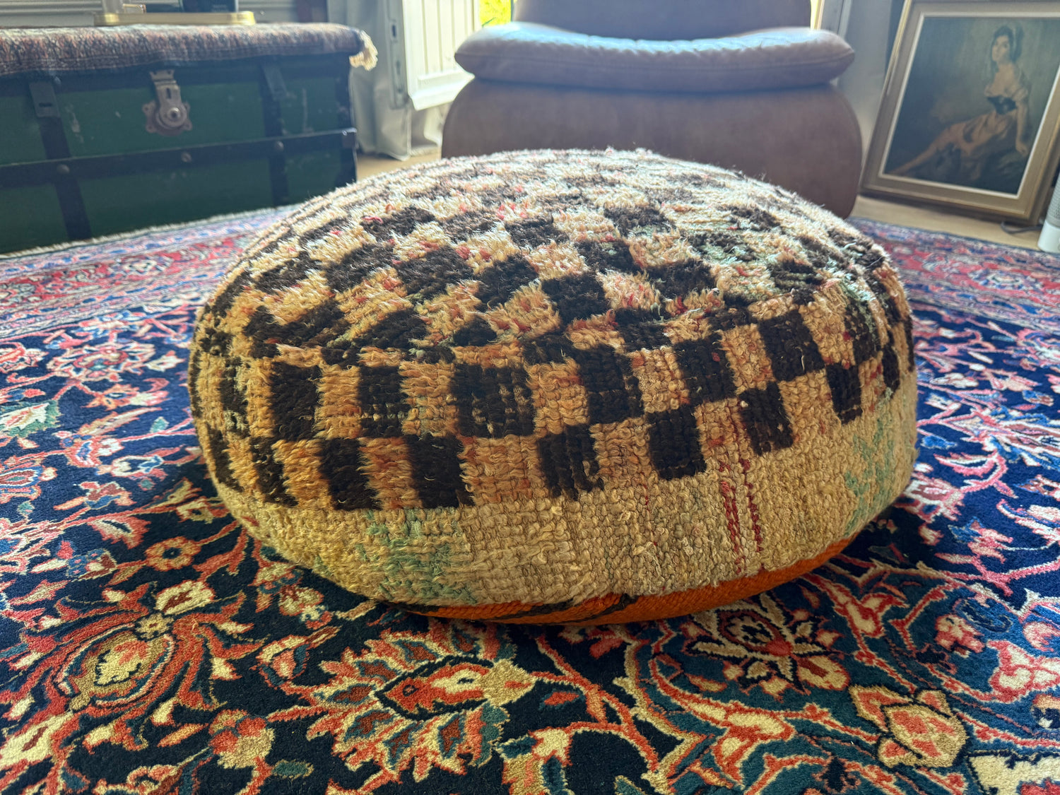 Poef van gebruikt vintage Marokkaans tapijt – handgemaakt – ca. 60 × 60 × 20 cm
