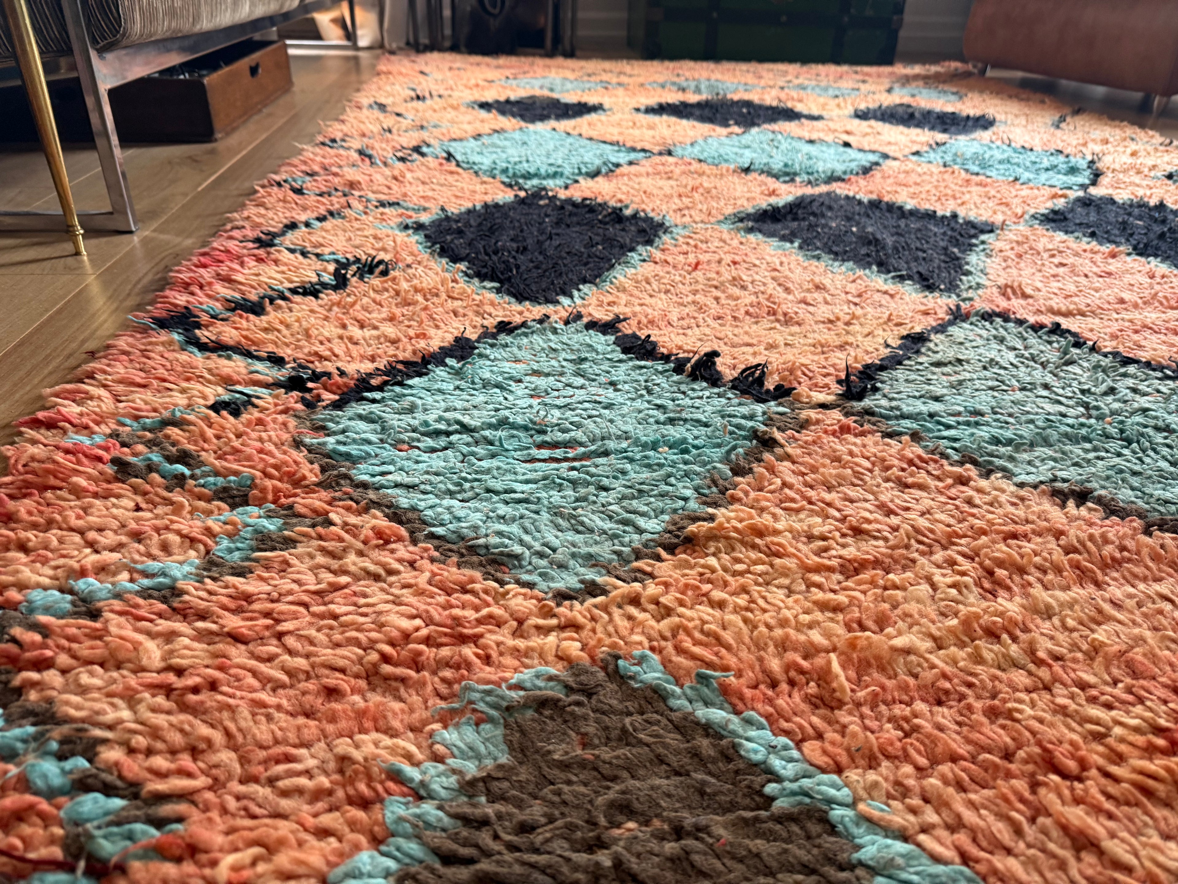 Tapete marroquino vintage Boucherouite – 355 × 178 cm – design gráfico de losangos em salmão, turquesa e preto