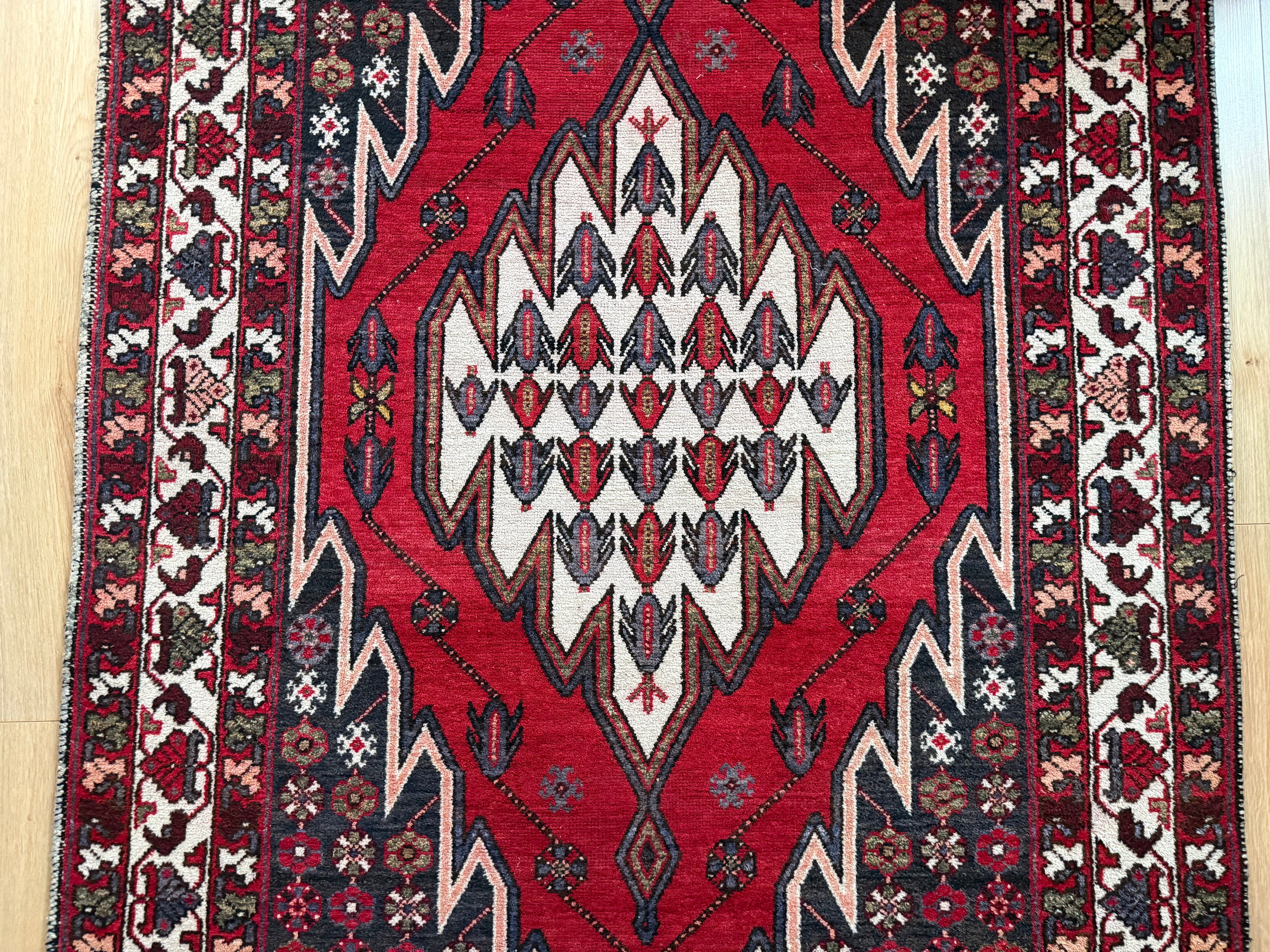 Vintage handgeknoopt tapijt met grafisch medaillon – 209 × 134 cm