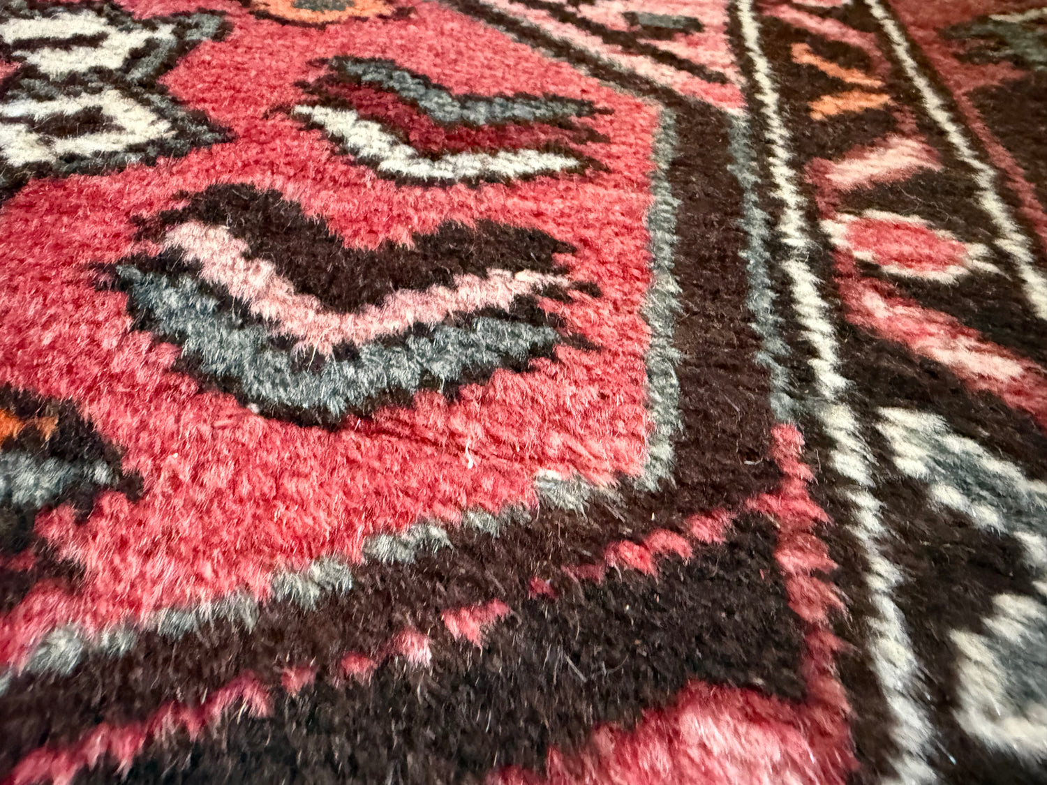 Tapete vintage nó à mão – vermelho gráfico com composição serena (221 × 165 cm)