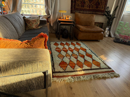 Vintage hoogpolig Marokkaans Berber kleed met warm oranje ruitmotief – 157 × 106 cm