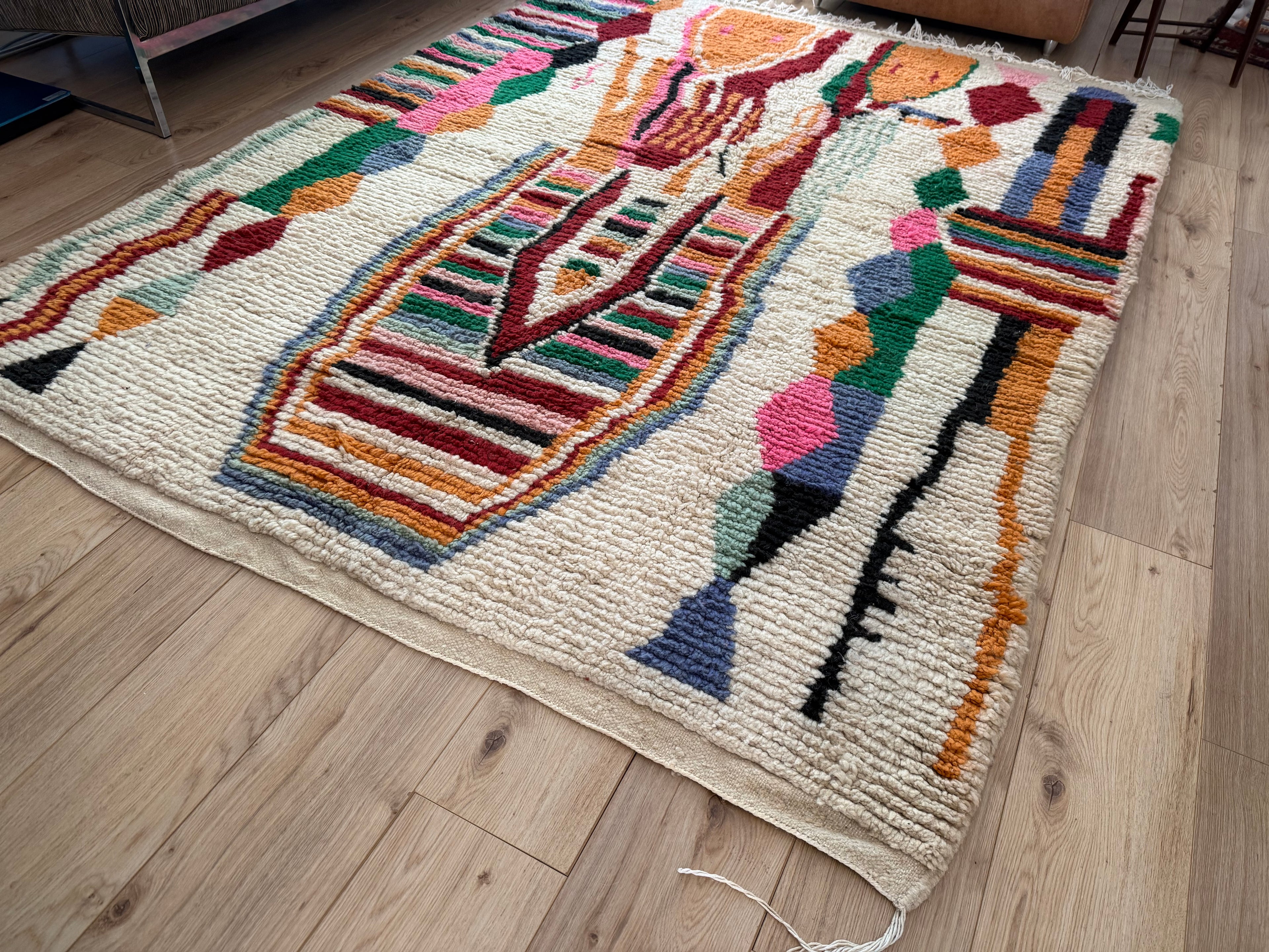 Handgeknoopt Marokkaans Azilal tapijt – 246 × 182 cm