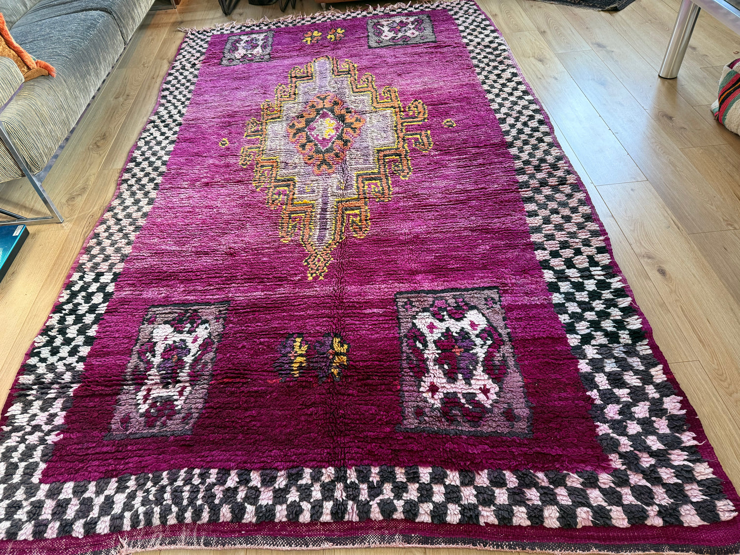 Warm Magenta Vintage Berber Tapijt – 320 × 183 cm – Dikke Wol &amp; Checkerboard Rand