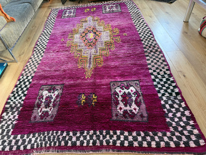 Warm Magenta Vintage Berber Tapijt – 320 × 183 cm – Dikke Wol &amp; Checkerboard Rand