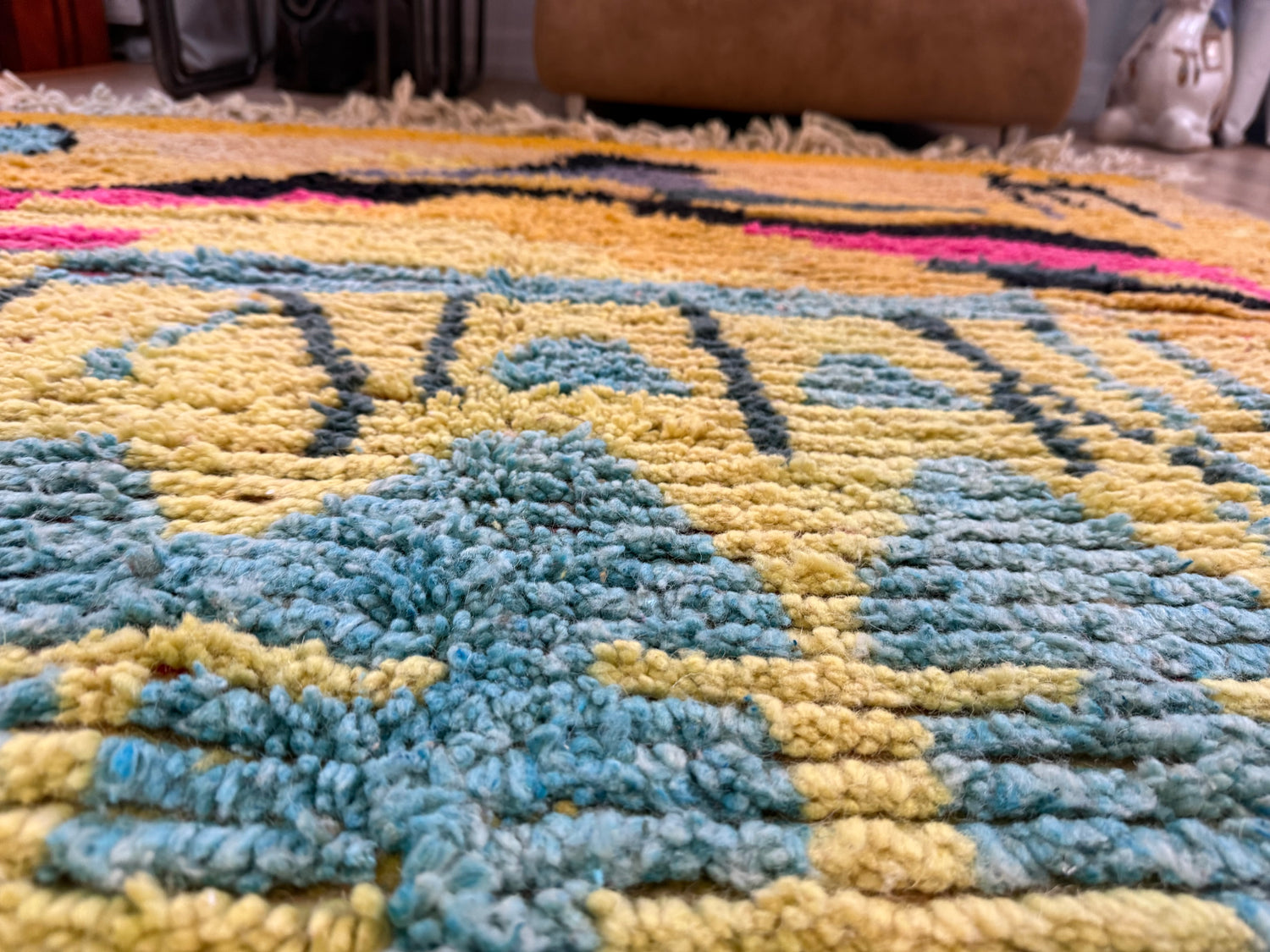 Expressief Marokkaans Berber tapijt met symbolisch design – ca. 287 × 168 cm