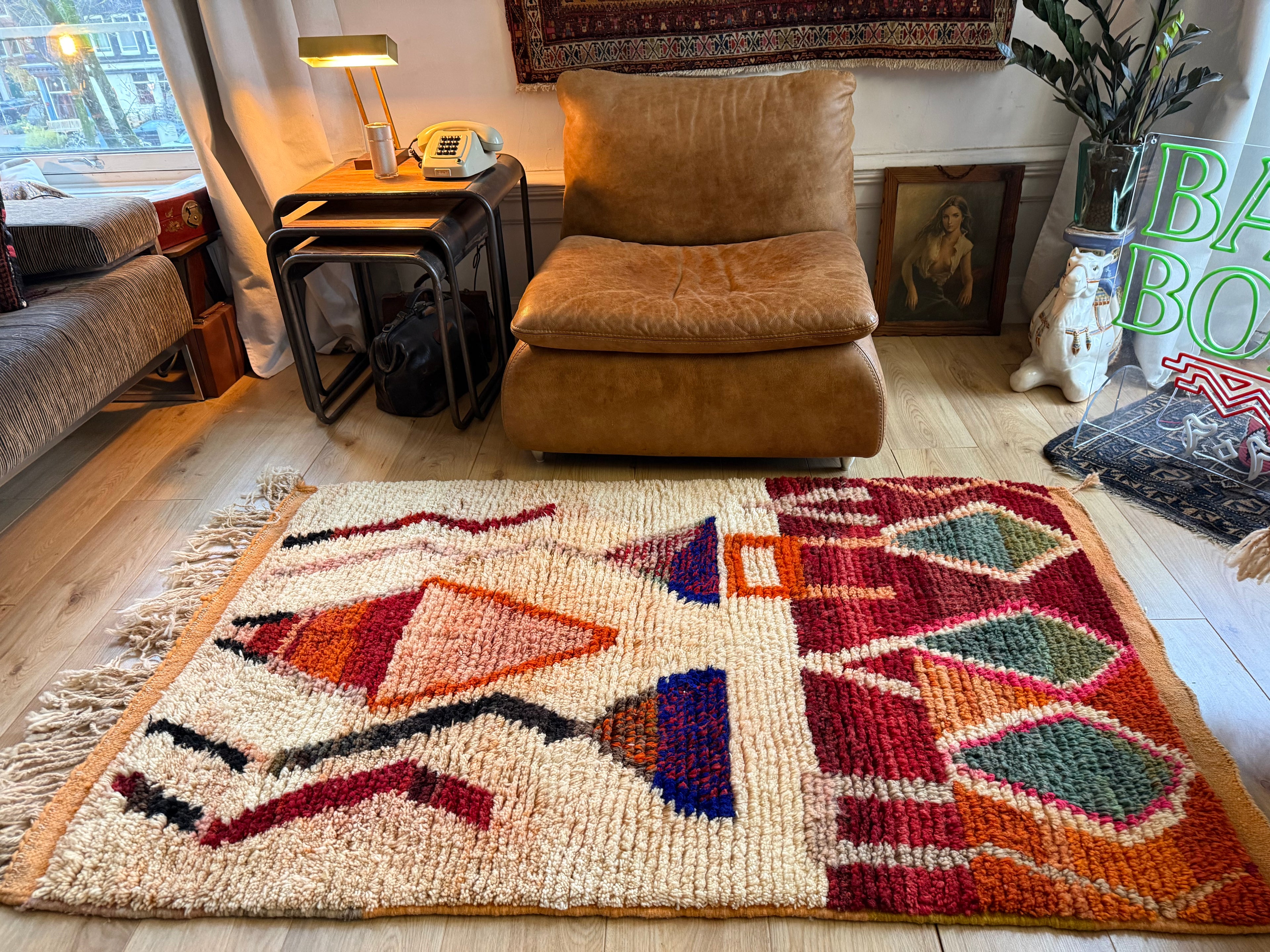 Warm Berber tapijt met abstract tribal design – 180 × 104 cm