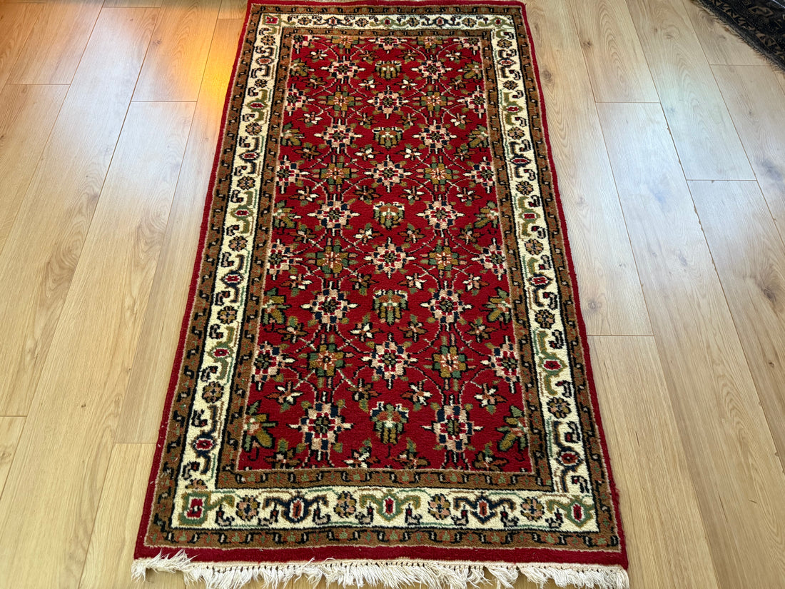 Warm rood vintage oosters tapijt met florale details – ca. 174 × 92 cm