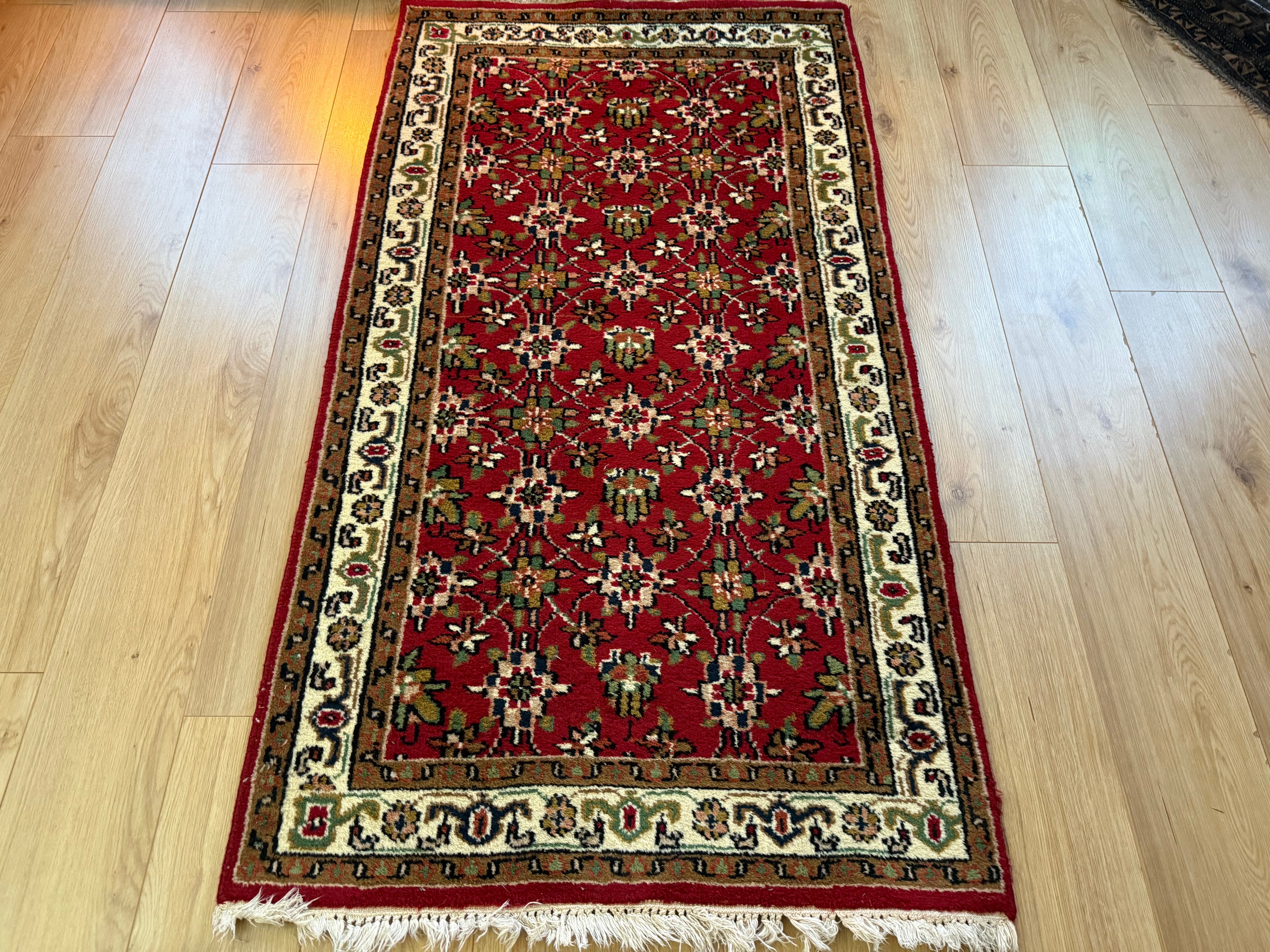 Warm rood vintage oosters tapijt met florale details – ca. 174 × 92 cm
