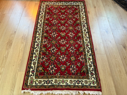 Warm rood vintage oosters tapijt met florale details – ca. 174 × 92 cm