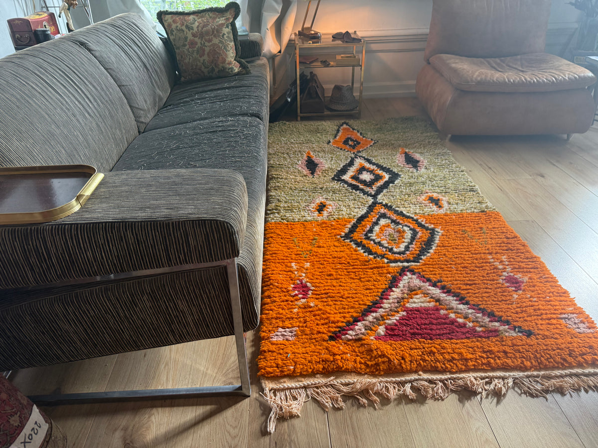 Vintage Marokkaans Berbertapijt in Oranje en Olijfgroen – 210 × 101 cm