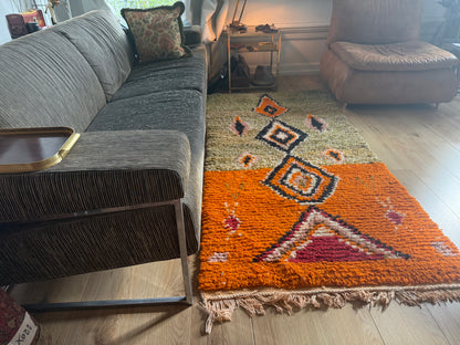 Vintage Marokkaans Berbertapijt in Oranje en Olijfgroen – 210 × 101 cm