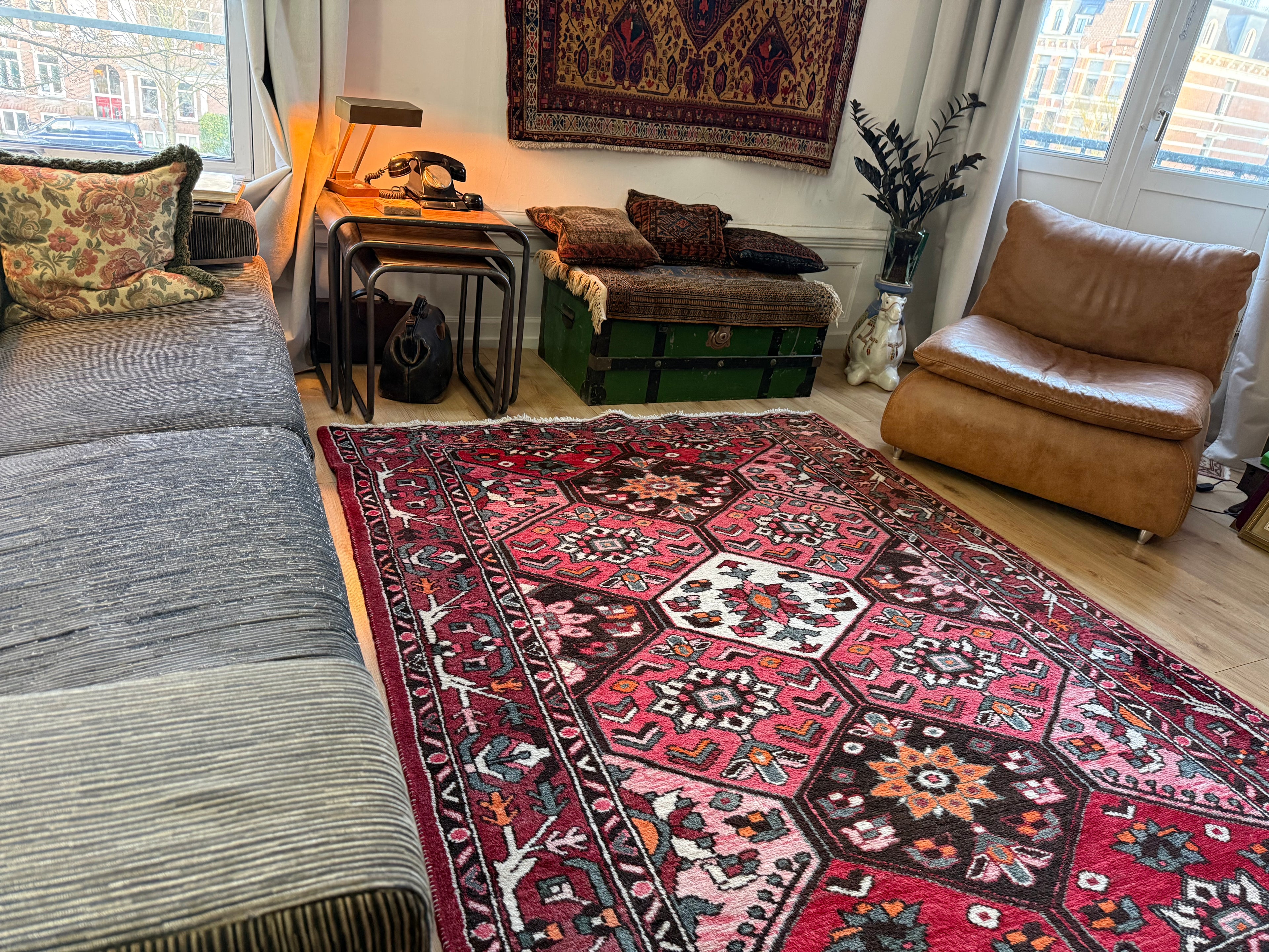 Tapete vintage nó à mão – vermelho gráfico com composição serena (221 × 165 cm)