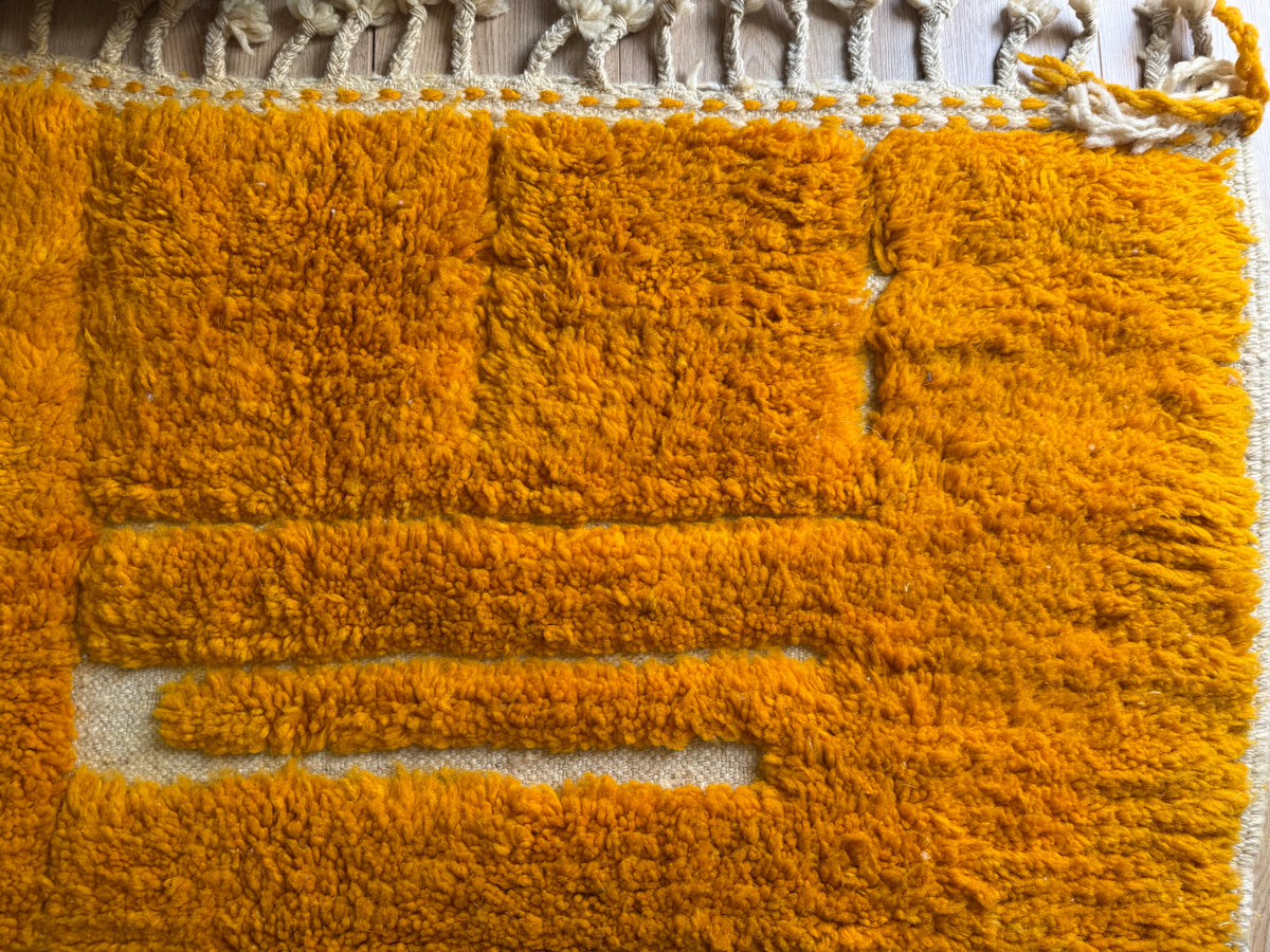 Grande tapete marroquino de pelo alto em laranja açafrão – 312 × 241 cm