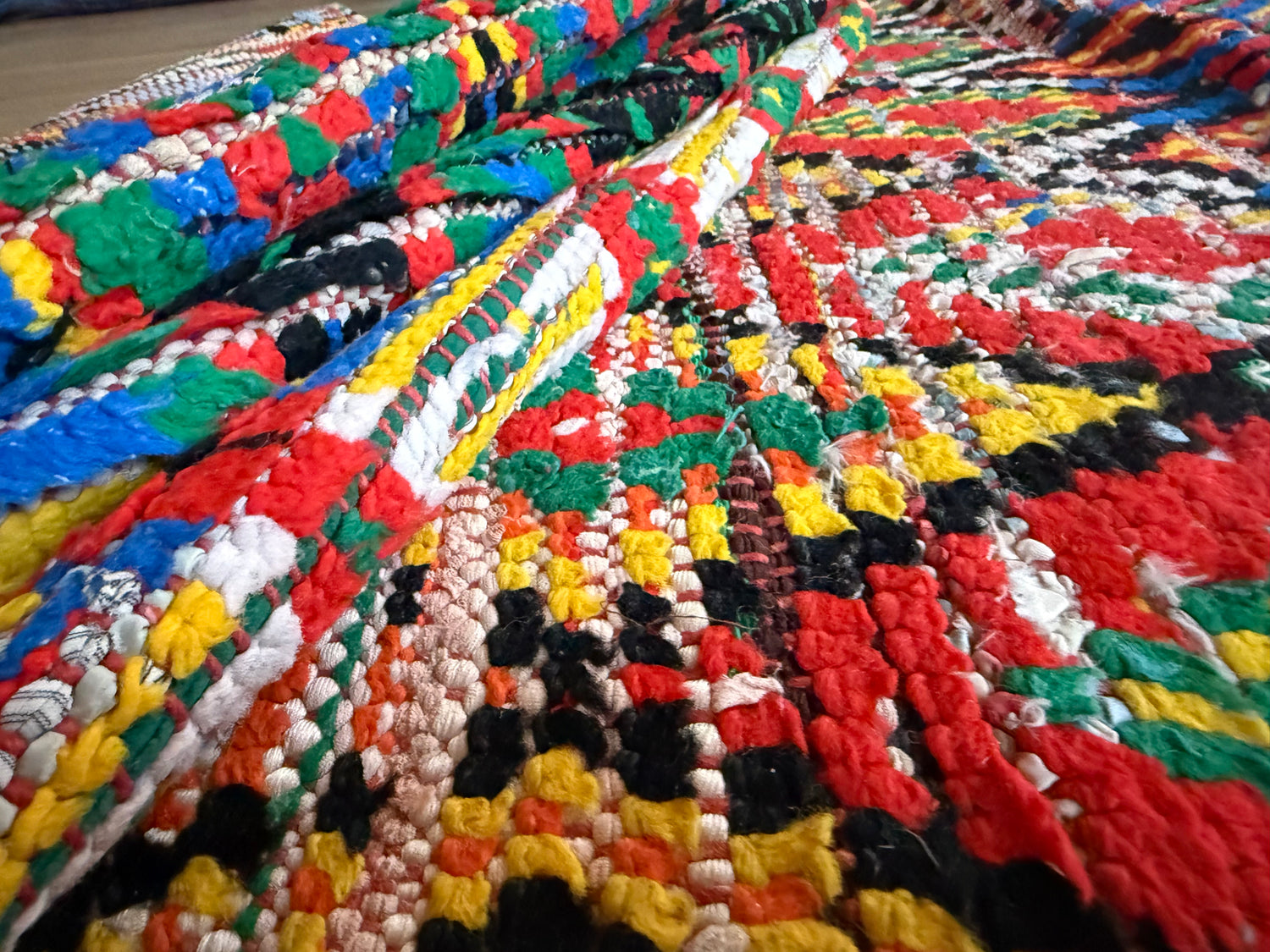 Vintage Marokkaanse loper 326 × 86 cm – kleurrijk &amp; grafisch