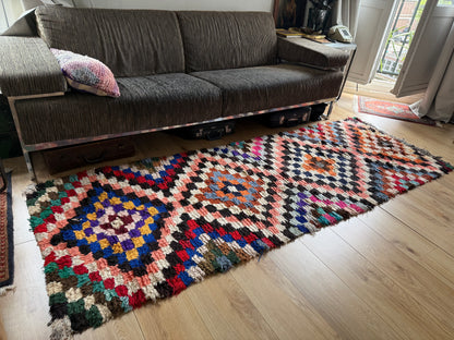 Handgeknoopt vintage tapijt – Boucherouite-stijl – ca. 91 × 253 cm.
