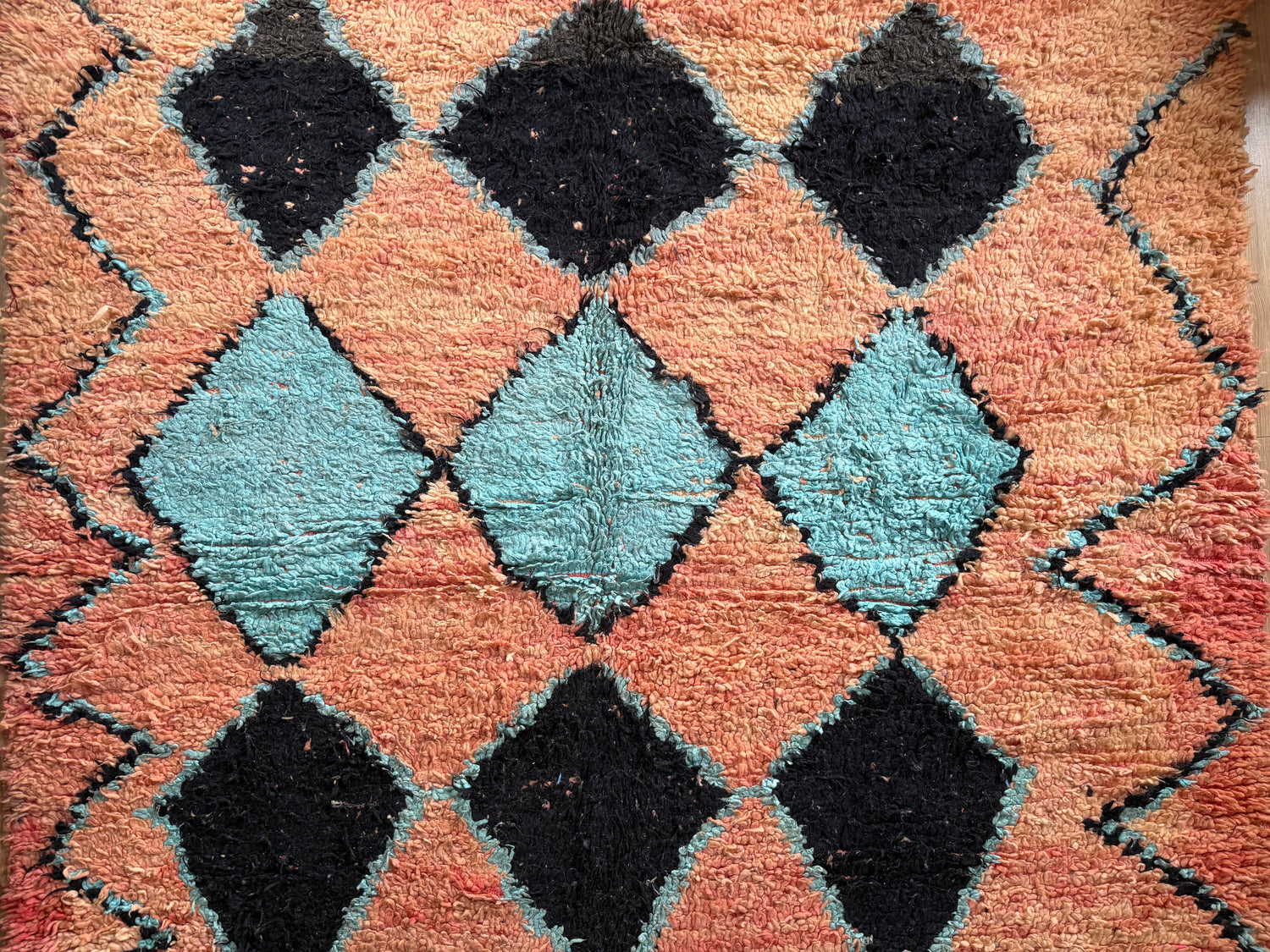 Tapete marroquino vintage Boucherouite – 355 × 178 cm – design gráfico de losangos em salmão, turquesa e preto