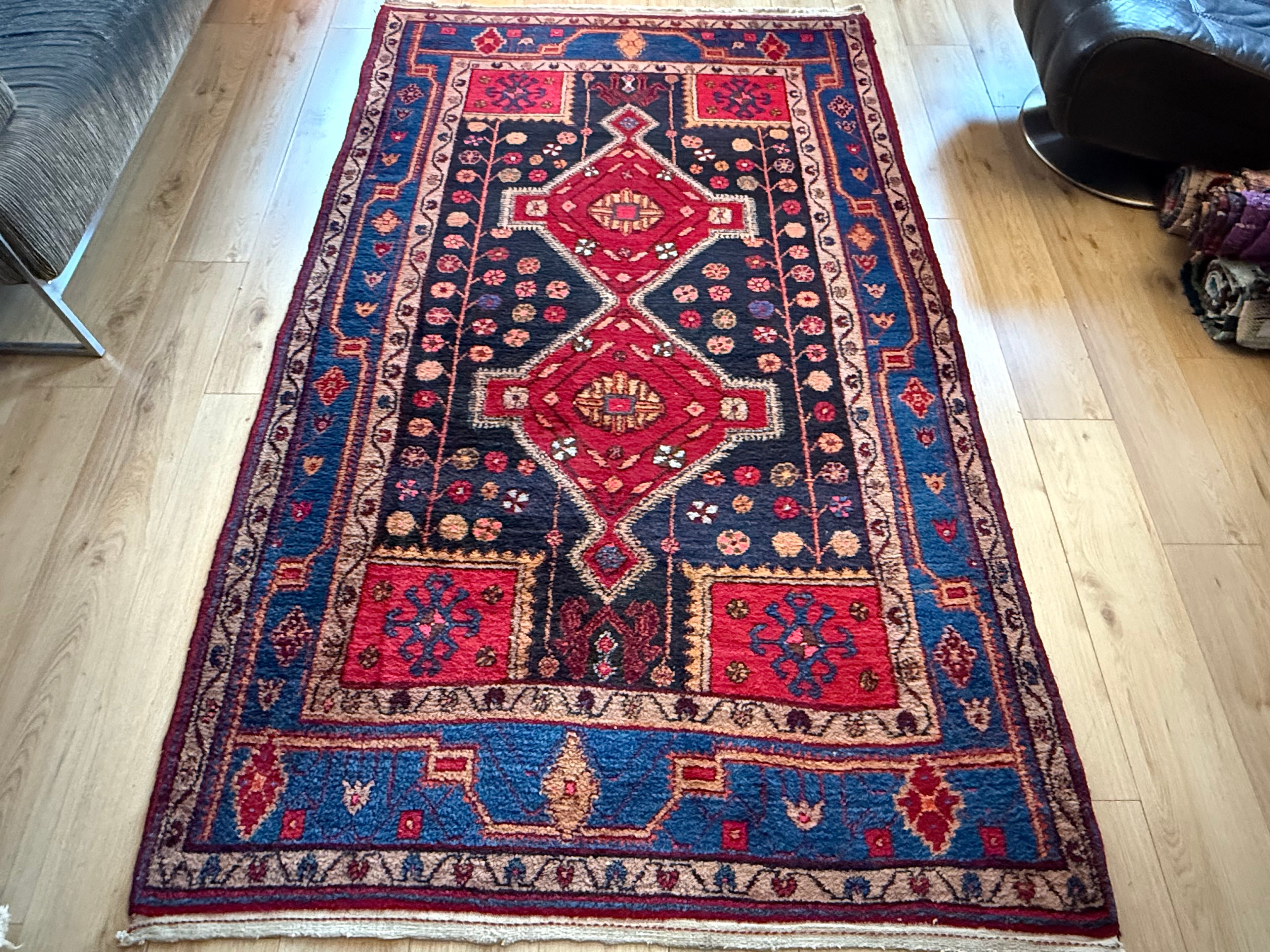 Vintage geometrisch tapijt met krachtige symboliek – 254 × 155 cm