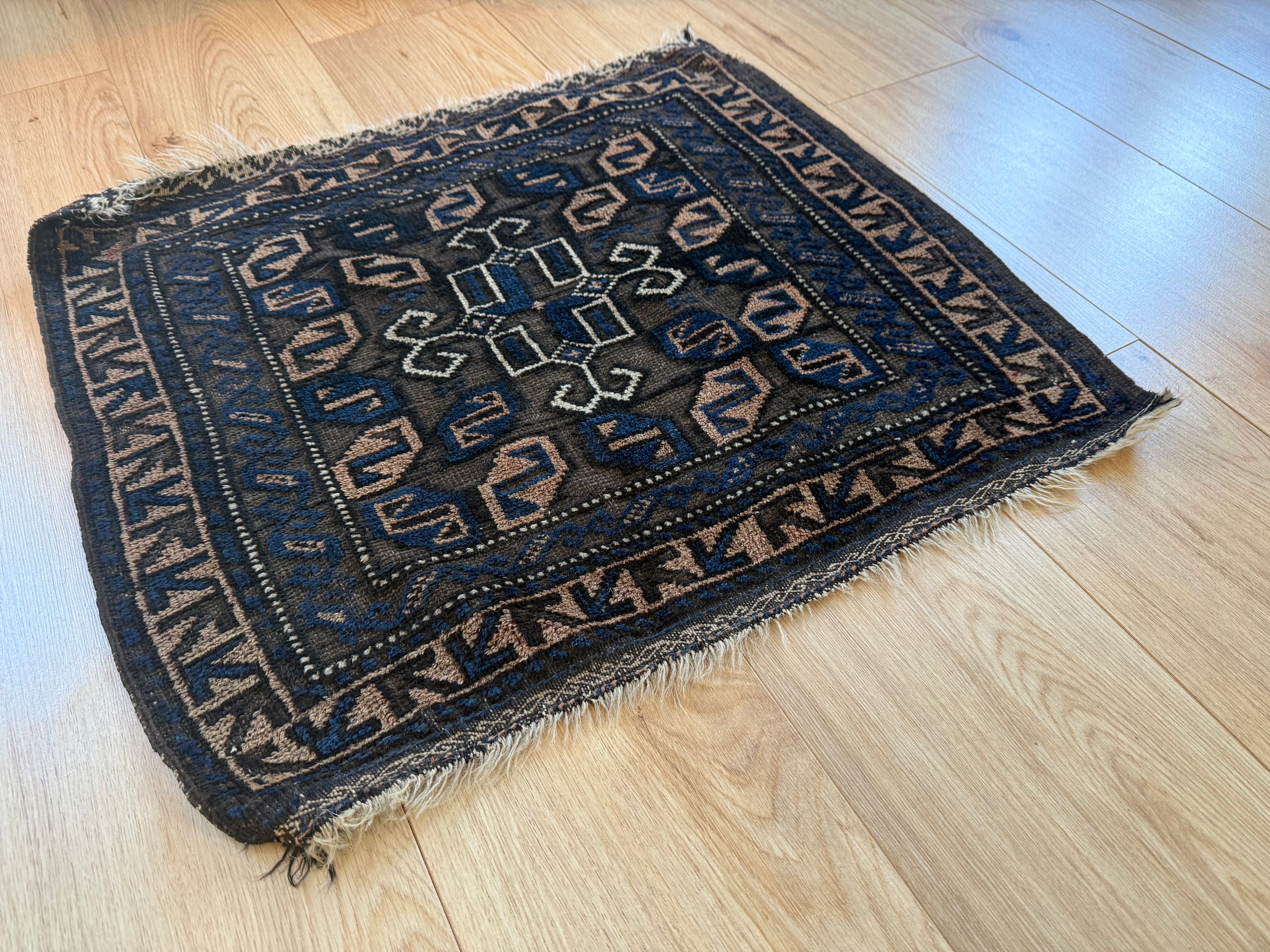 Klein Kaukasisch tapijt – ca. 68 × 63 cm. Zuidelijke Kaukasus, ca. 1900–1930