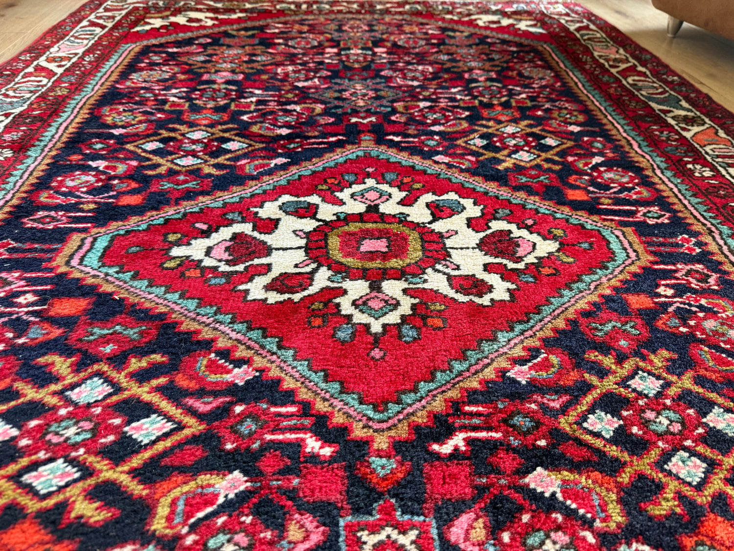 Vintage handgeknoopt wollen tapijt met medaillon – rood en donkerblauw – 217 × 130 cm