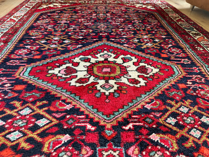 Vintage handgeknoopt wollen tapijt met medaillon – rood en donkerblauw – 217 × 130 cm