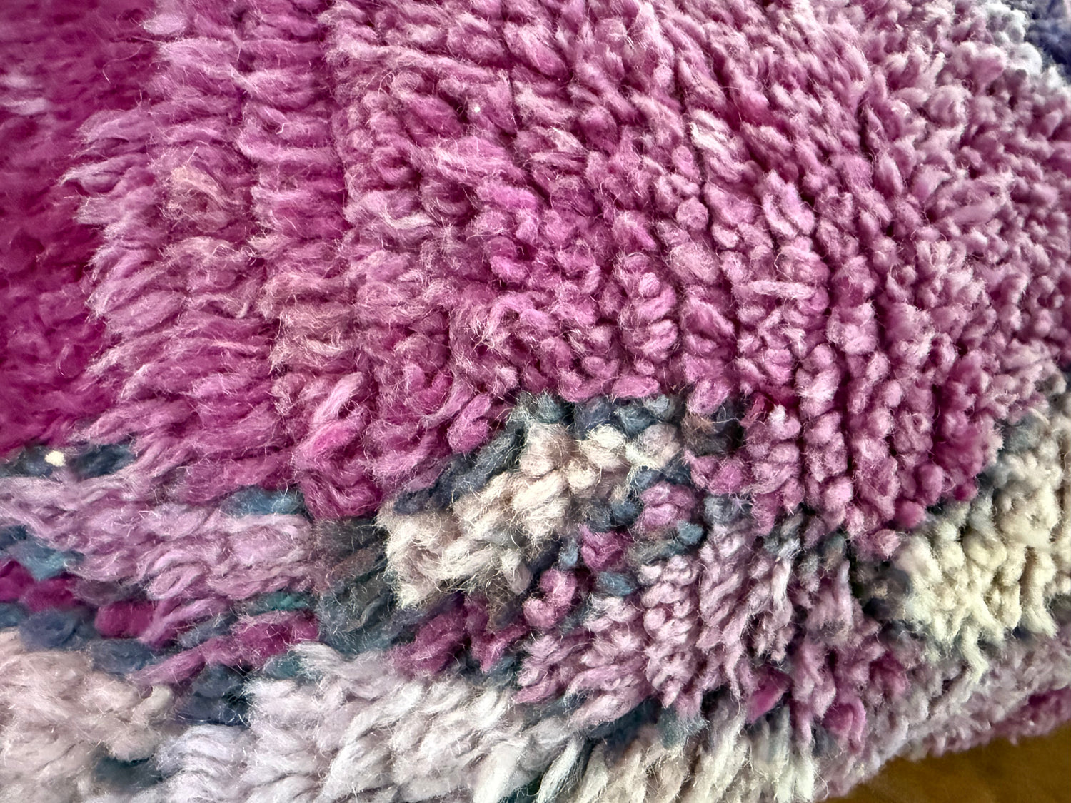 Handgemaakt kussen van een vintage Marokkaans tapijt – ca. 60 × 40 cm