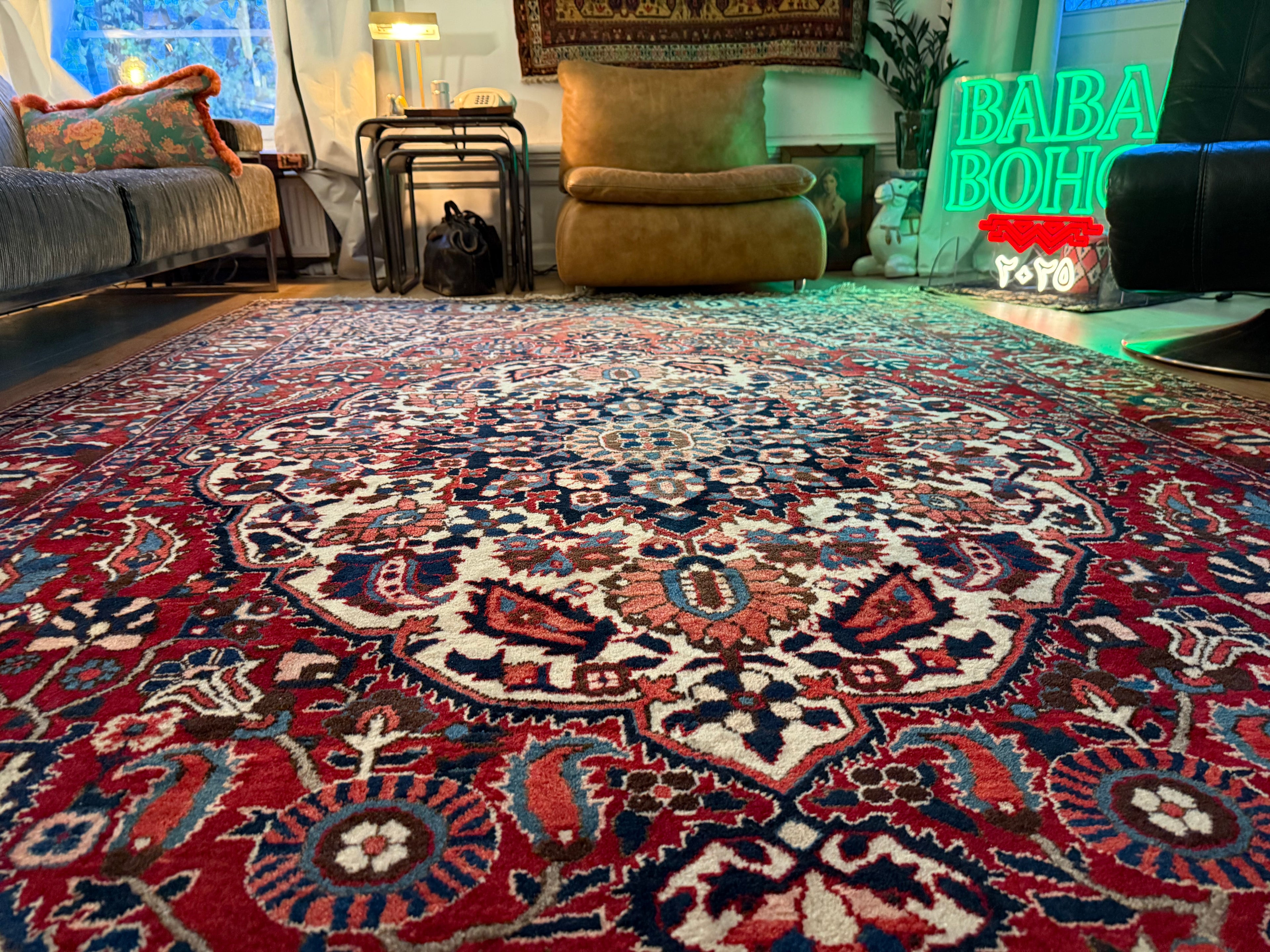 Vintage handgeknoopt tapijt 320 × 220 cm – klassiek rood met ivoor en donkerblauw