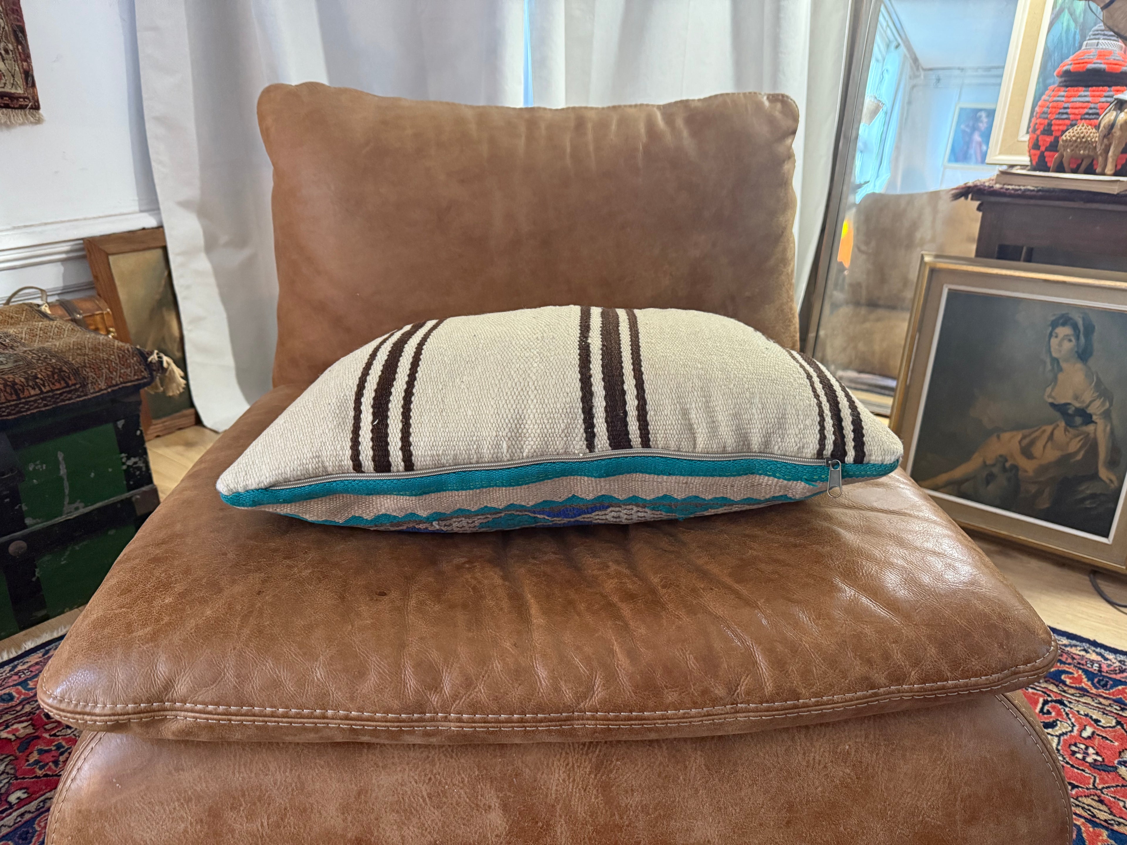 Handgemaakt kussen van een vintage Marokkaans tapijt – ca. 60 × 40 cm