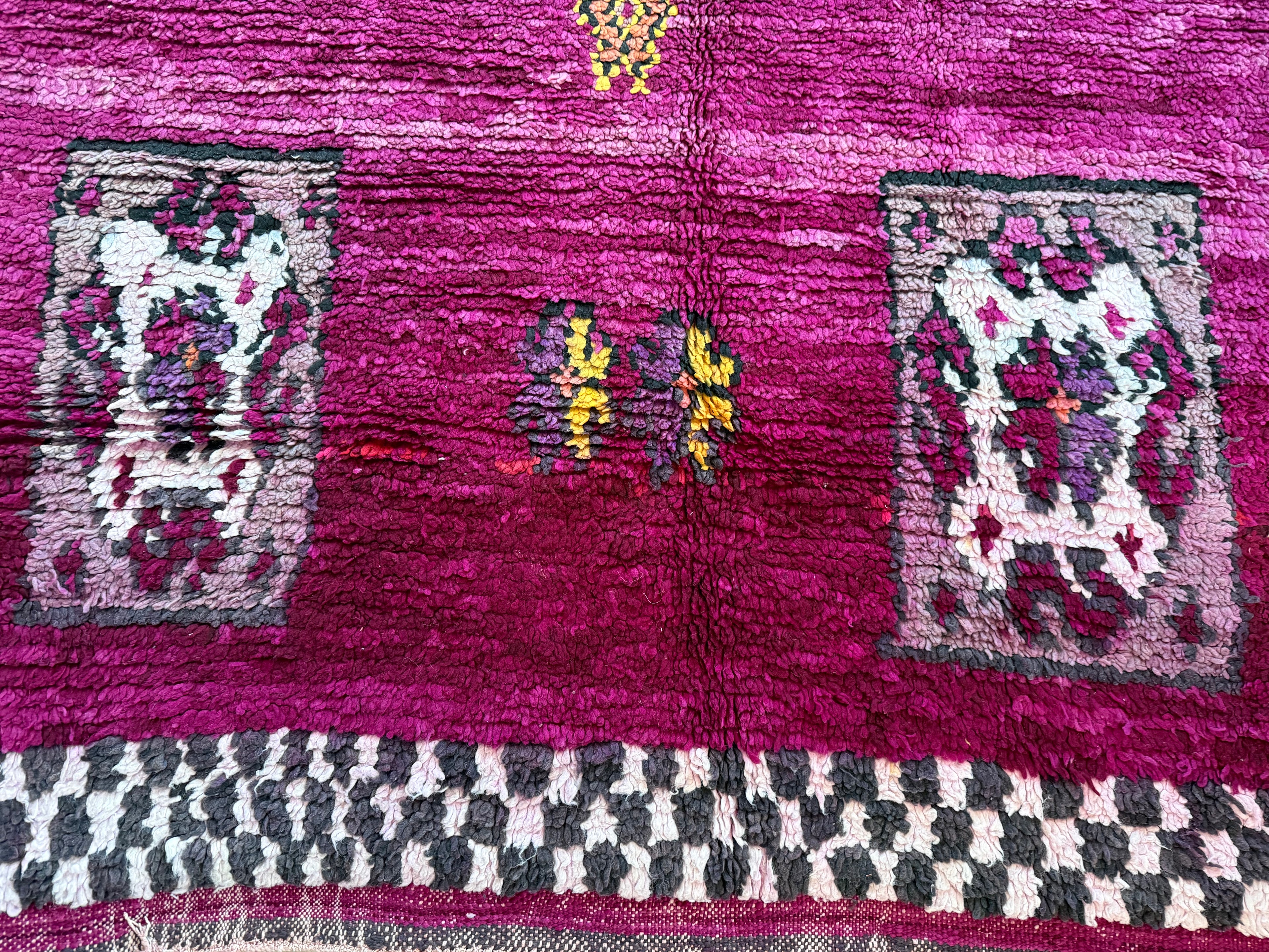 Warm Magenta Vintage Berber Tapijt – 320 × 183 cm – Dikke Wol &amp; Checkerboard Rand