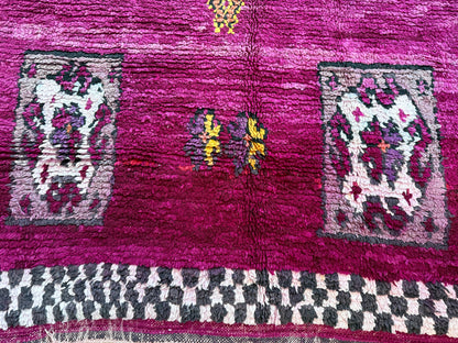 Warm Magenta Vintage Berber Tapijt – 320 × 183 cm – Dikke Wol &amp; Checkerboard Rand