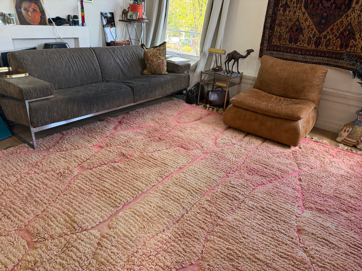XXL Marokkaans wollen tapijt in zachtroze – 383 × 256 cm