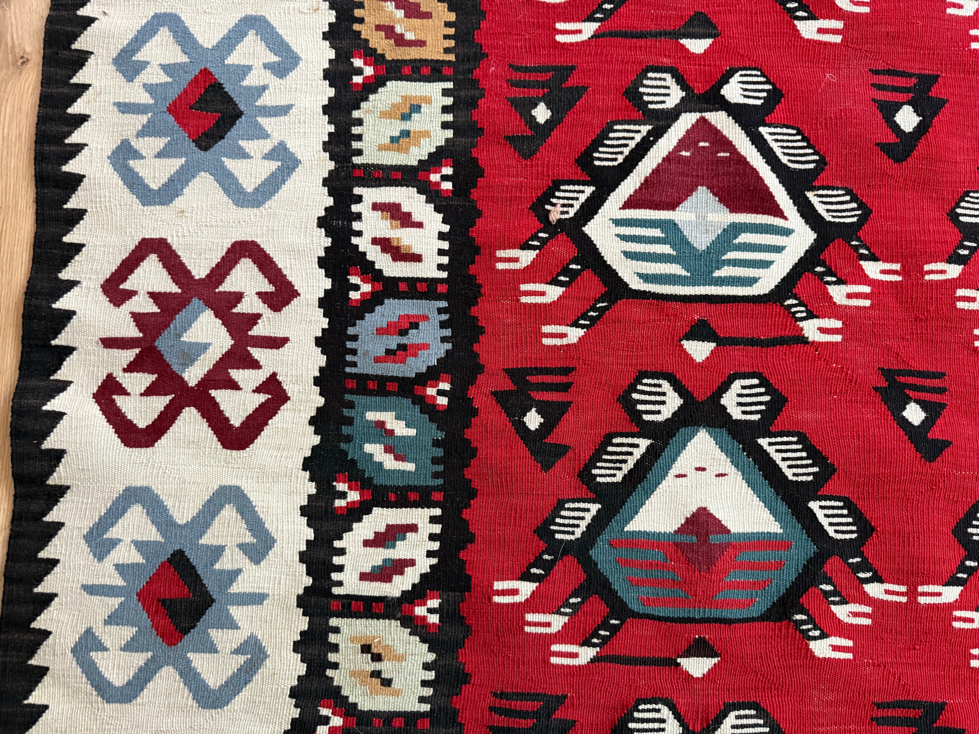 Grafische vintage kilim met diermotieven – 216 × 160 cm