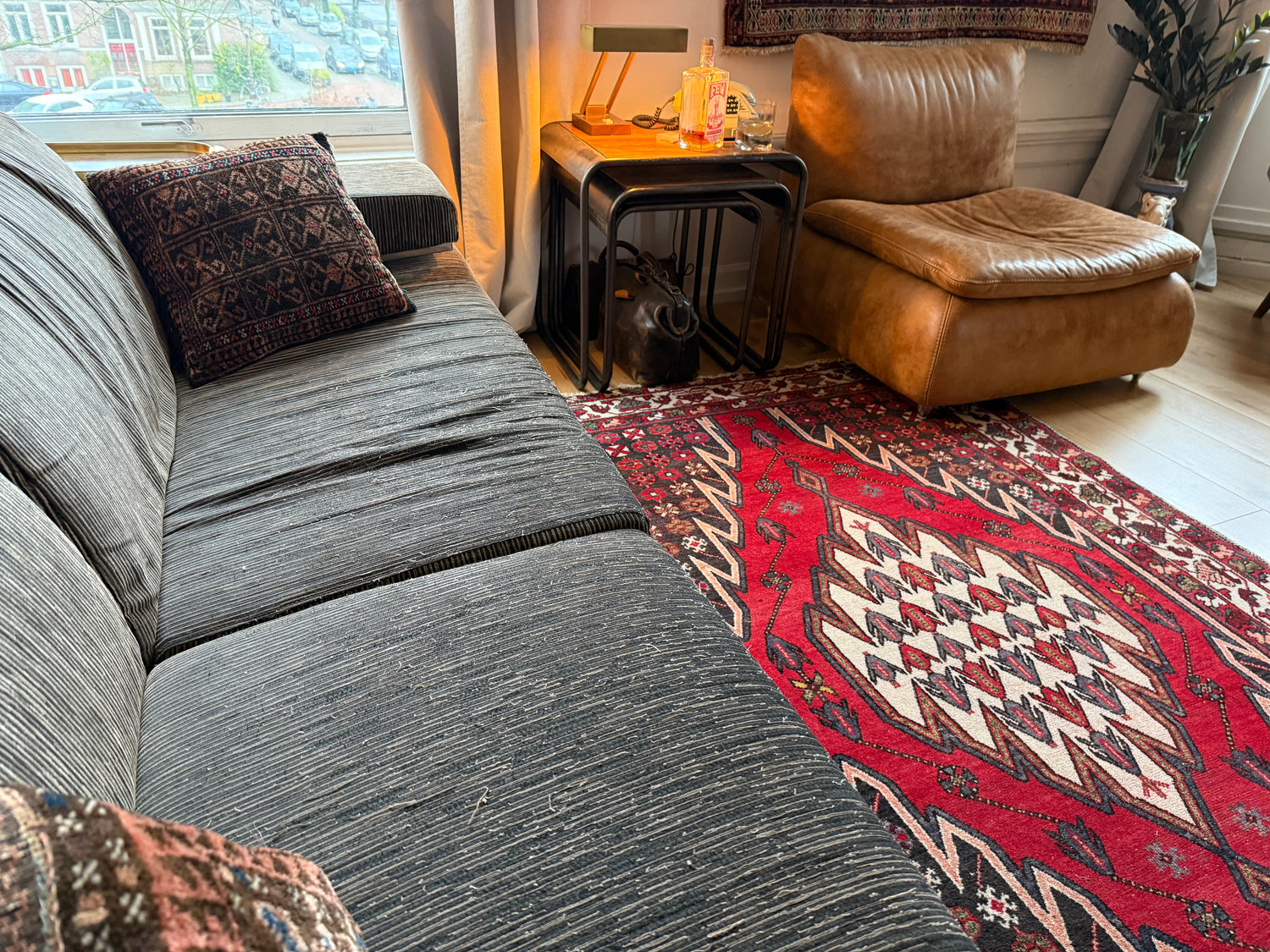 Vintage handgeknoopt tapijt met grafisch medaillon – 209 × 134 cm