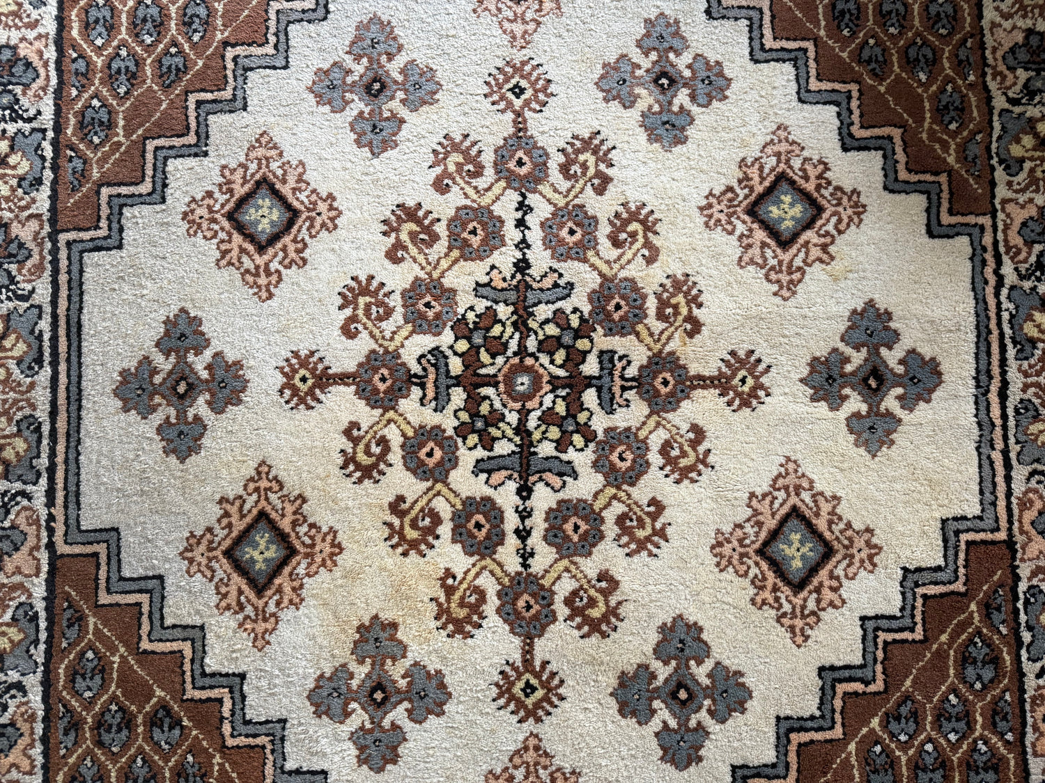 Handgeknoopt oosters tapijt – ca. 352 × 247 cm (lichten verkleuringen middenstuk)