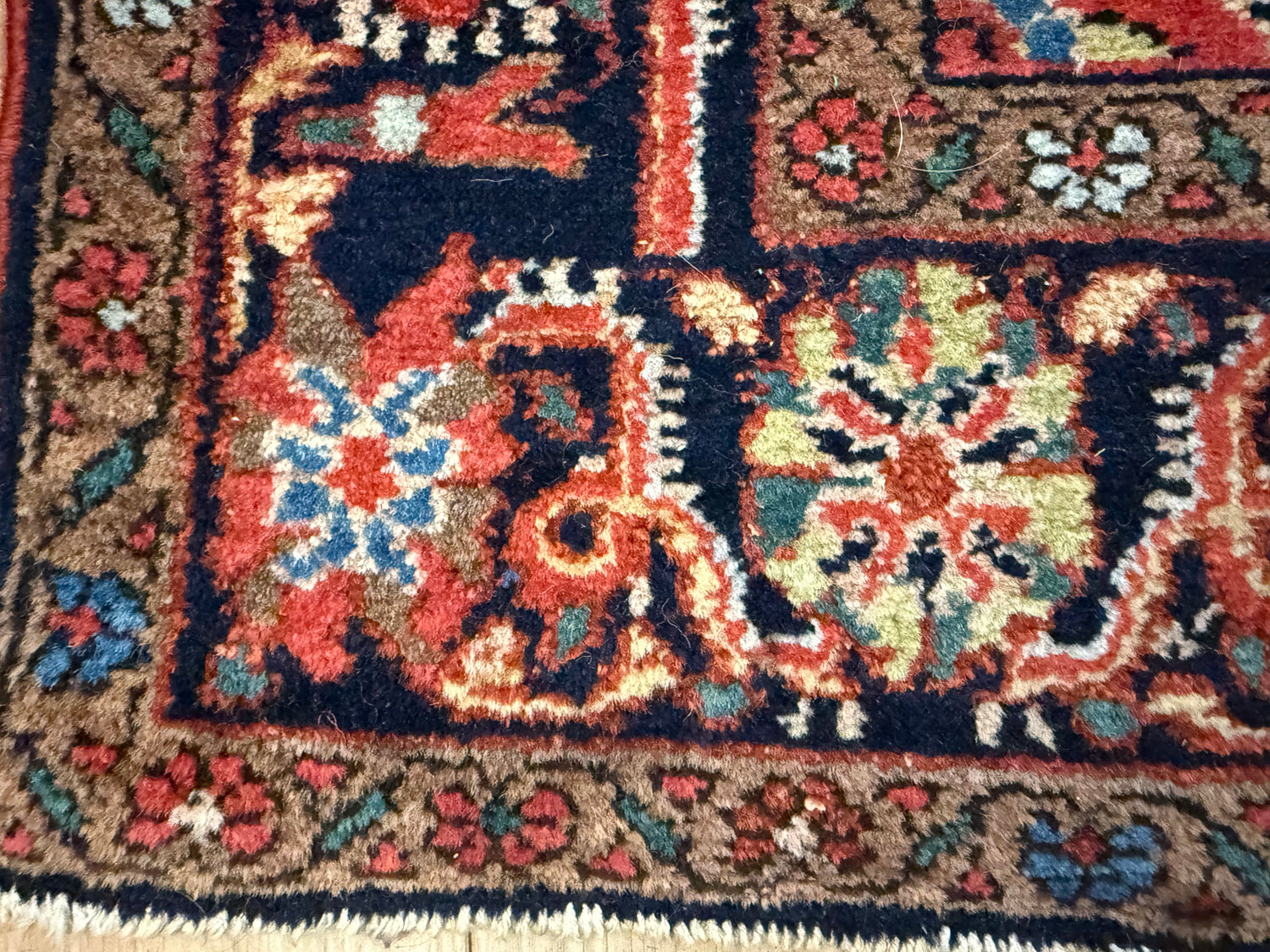 Warm rood Sarouk tapijt – 203 × 125 cm – florale elegantie