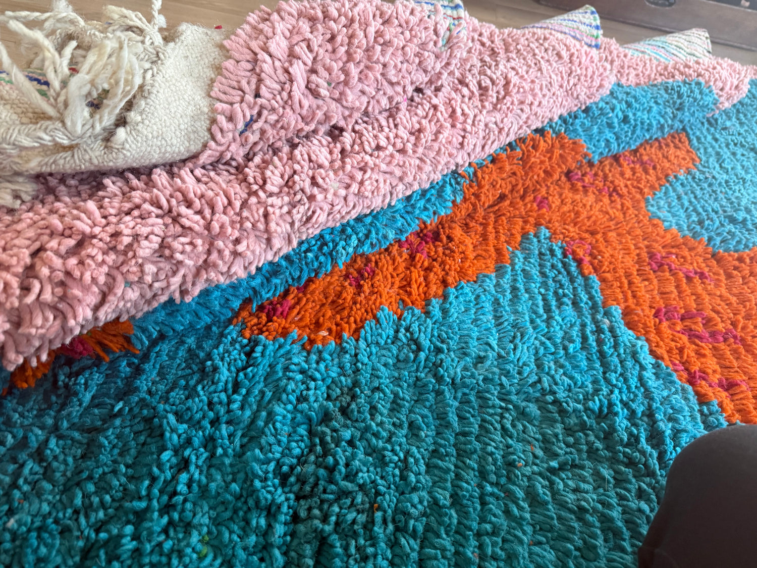 Handmade high-pile wool carpet with snake motif – 325 × 204 cm