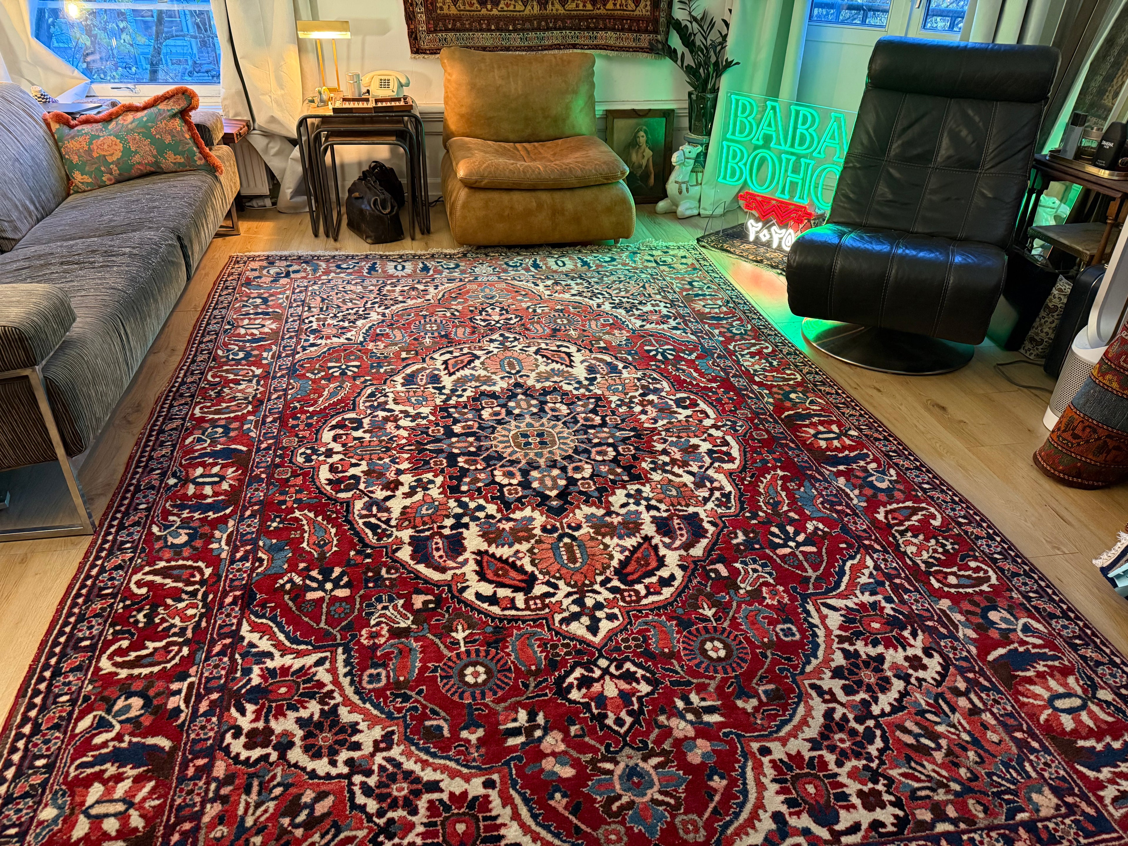 Vintage handgeknoopt tapijt 320 × 220 cm – klassiek rood met ivoor en donkerblauw