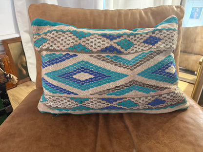 Handgemaakt kussen van een vintage Marokkaans tapijt – ca. 60 × 40 cm