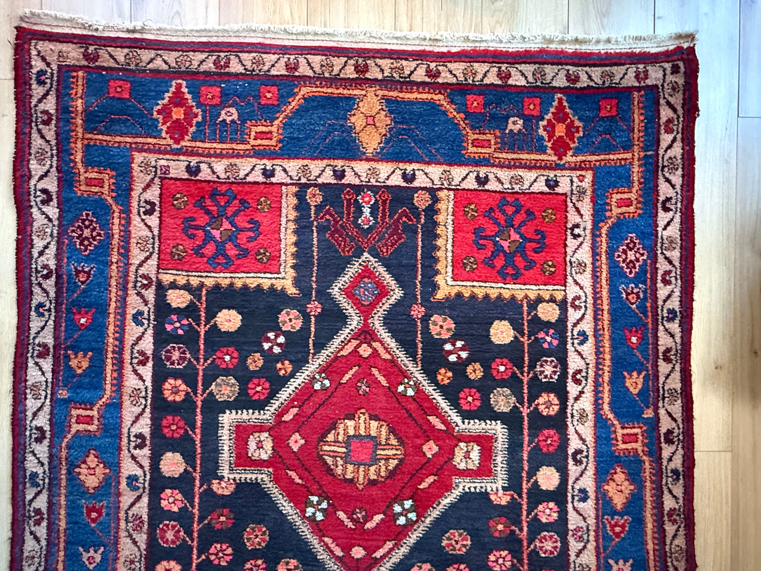 Vintage geometrisch tapijt met krachtige symboliek – 254 × 155 cm