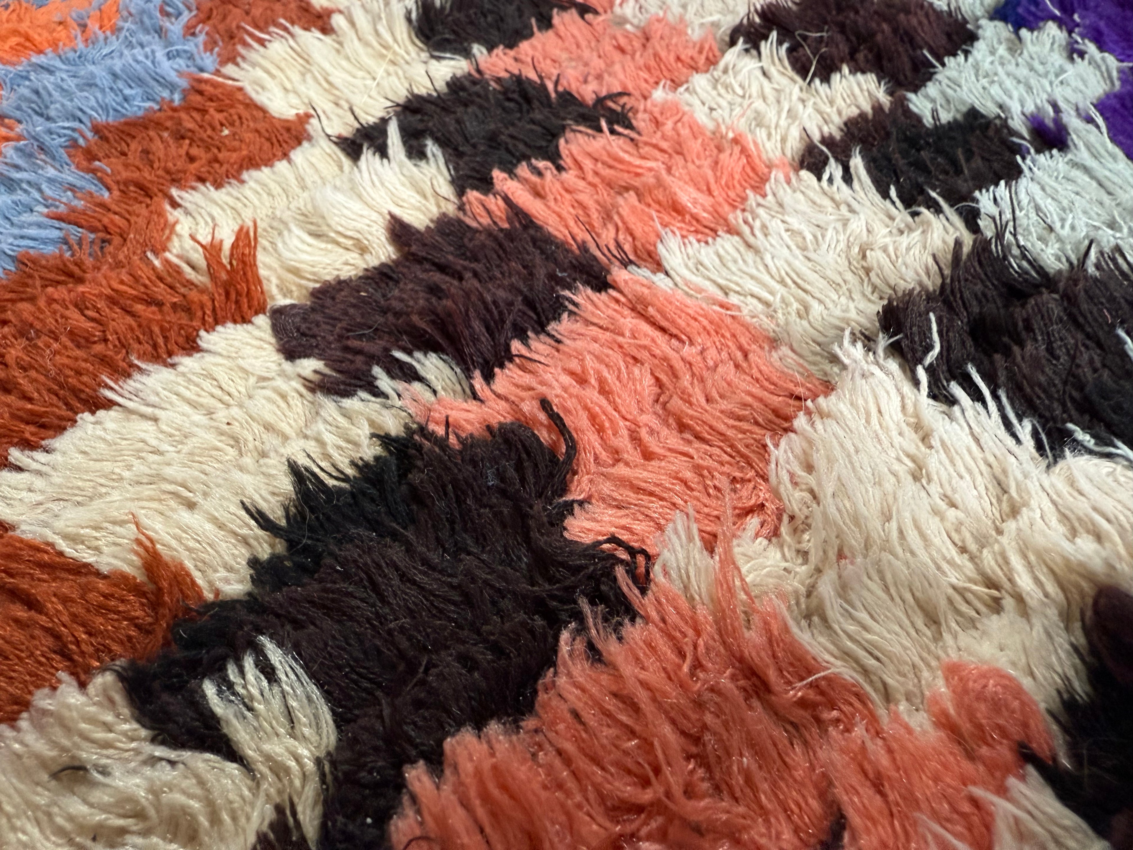 Handgeknoopt vintage tapijt – Boucherouite-stijl – ca. 91 × 253 cm.