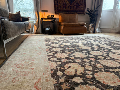 Handgeknoopt Ziegler tapijt, rustig, verfijnd en tijdloos. Ca. 308 × 249 cm