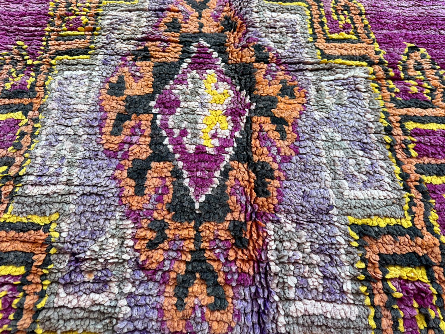 Warm Magenta Vintage Berber Tapijt – 320 × 183 cm – Dikke Wol &amp; Checkerboard Rand