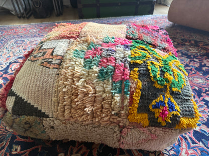 Poef van gebruikt vintage Marokkaans tapijt – handgemaakt – ca. 60 × 60 × 25 cm