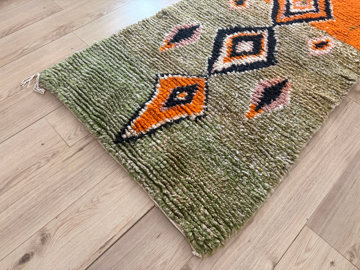 Vintage Marokkaans Berbertapijt in Oranje en Olijfgroen – 210 × 101 cm