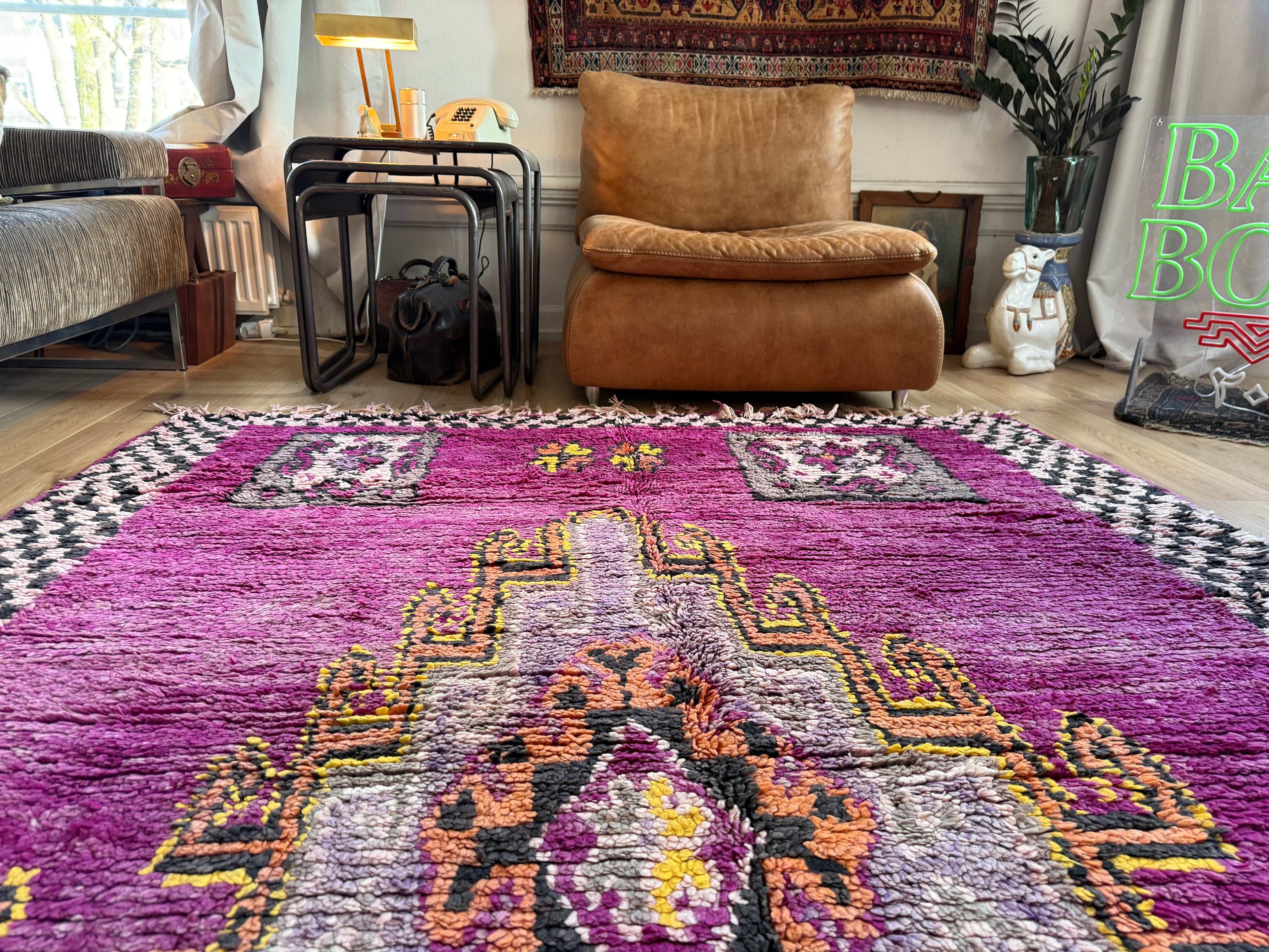 Warm Magenta Vintage Berber Tapijt – 320 × 183 cm – Dikke Wol &amp; Checkerboard Rand