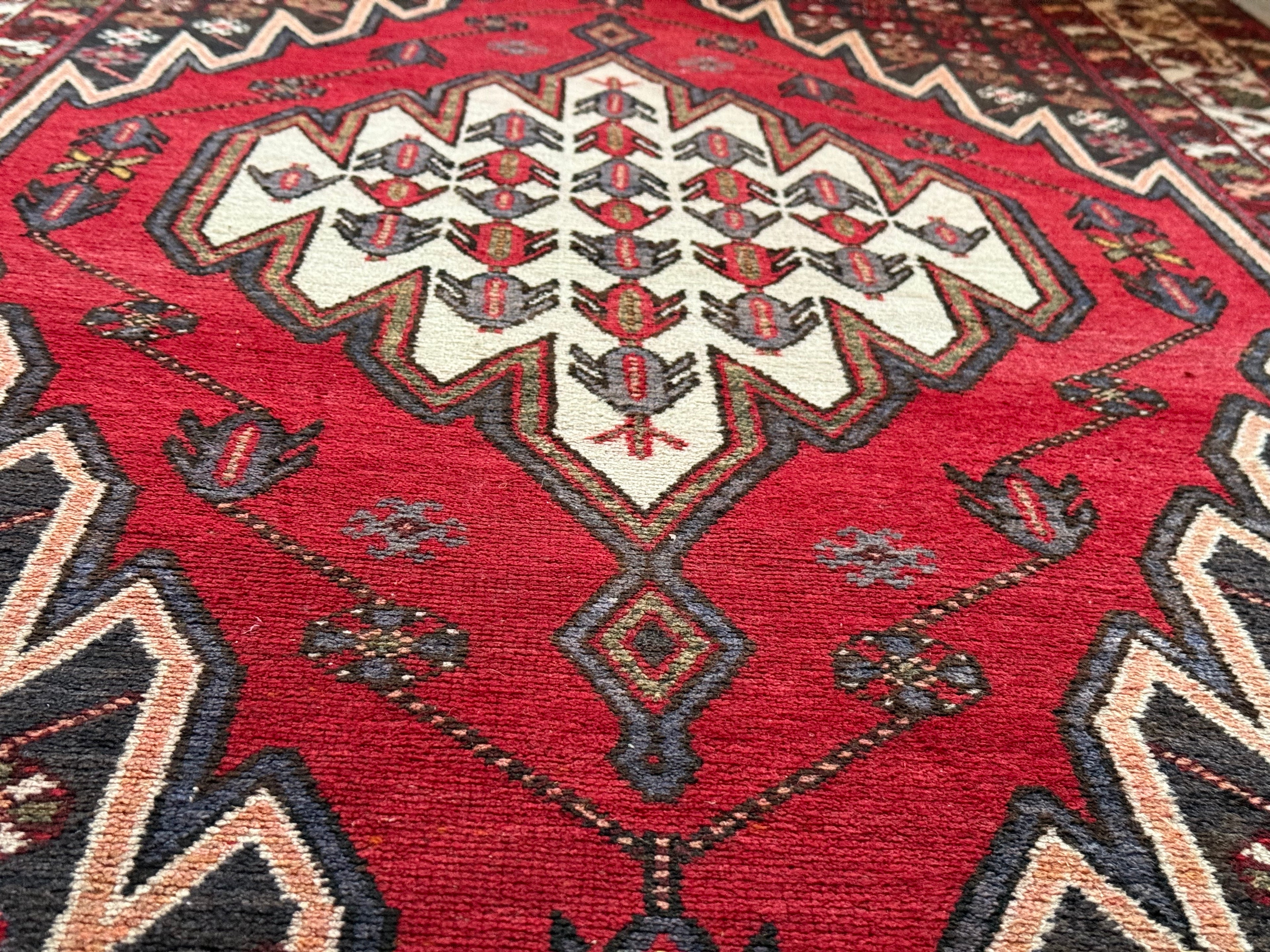 Vintage handgeknoopt tapijt met grafisch medaillon – 209 × 134 cm