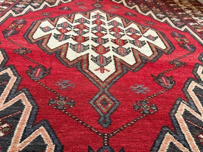 Vintage handgeknoopt tapijt met grafisch medaillon – 209 × 134 cm