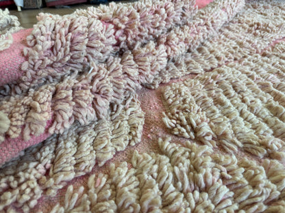 XXL Marokkaans wollen tapijt in zachtroze – 383 × 256 cm